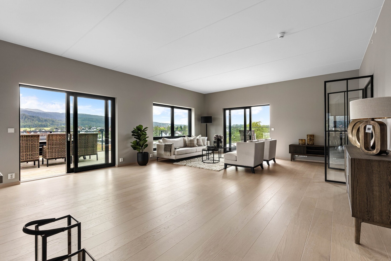 Stuen har lyse vegger og enstavs eikeparkett med vannbåren gulvvarme. Galleribilde