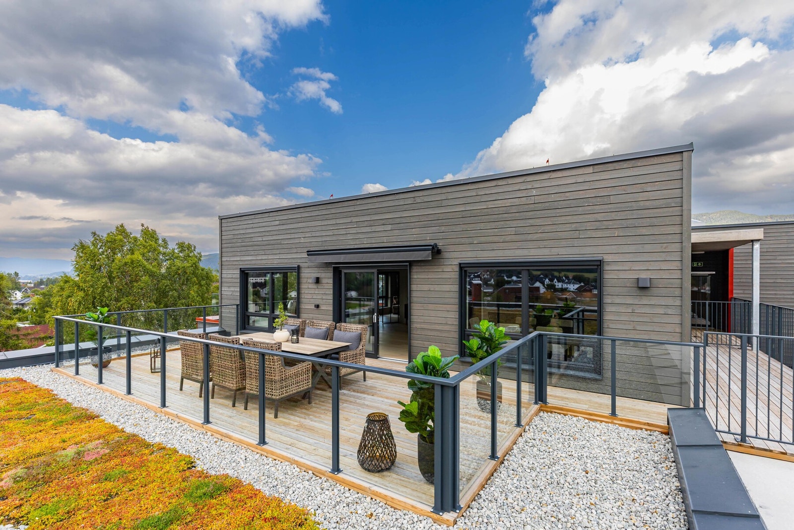 Romslig uteplass med god plass til både spisebord og loungemøbler. Galleribilde