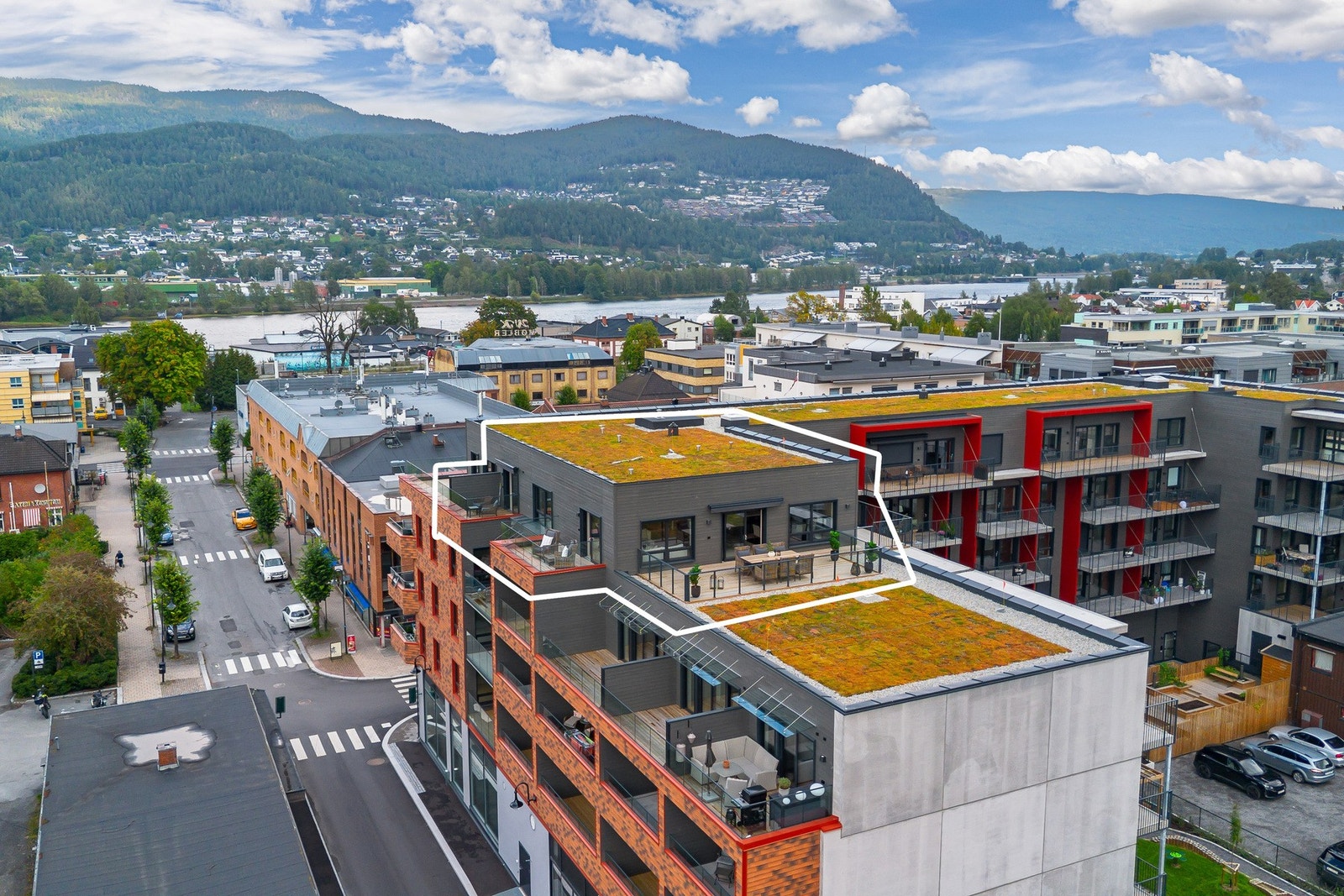 Området har nærhet til skoler, barnehager, offentlig kommunikasjon og gode servicetilbud. Galleribilde