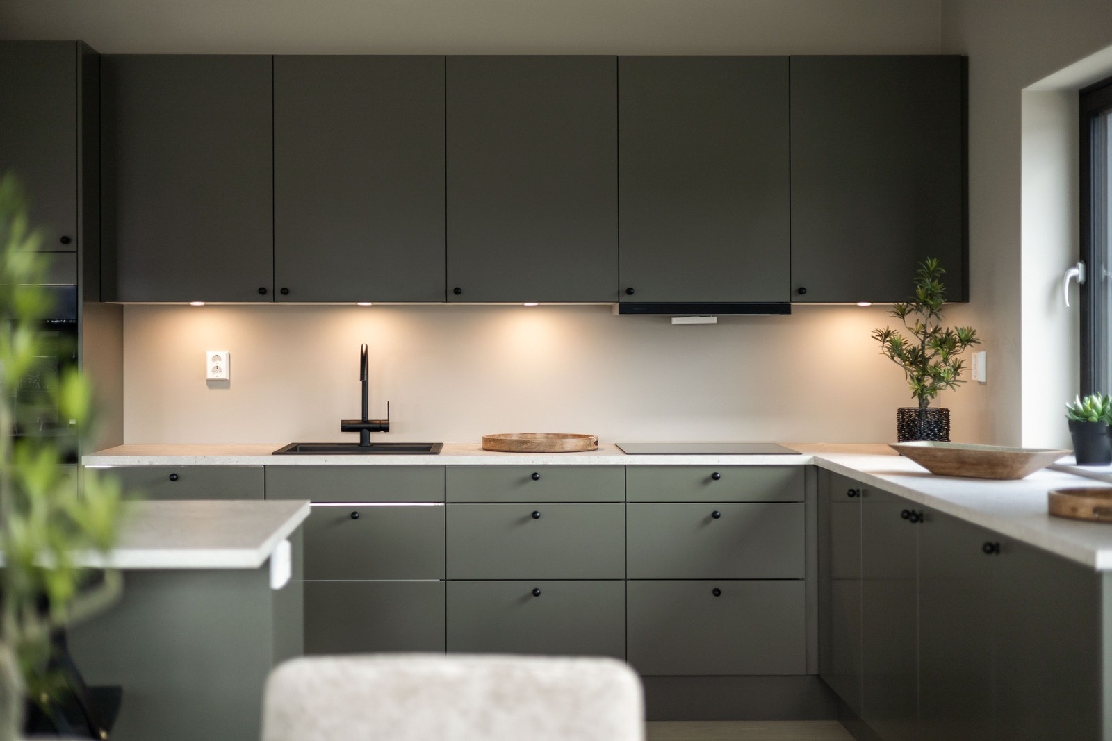 Alle hvitevarer er integrerte, inkludert oppvaskmaskin, kjøl/frys, dampovn, stekeovn, koketopp og ventilator. Galleribilde