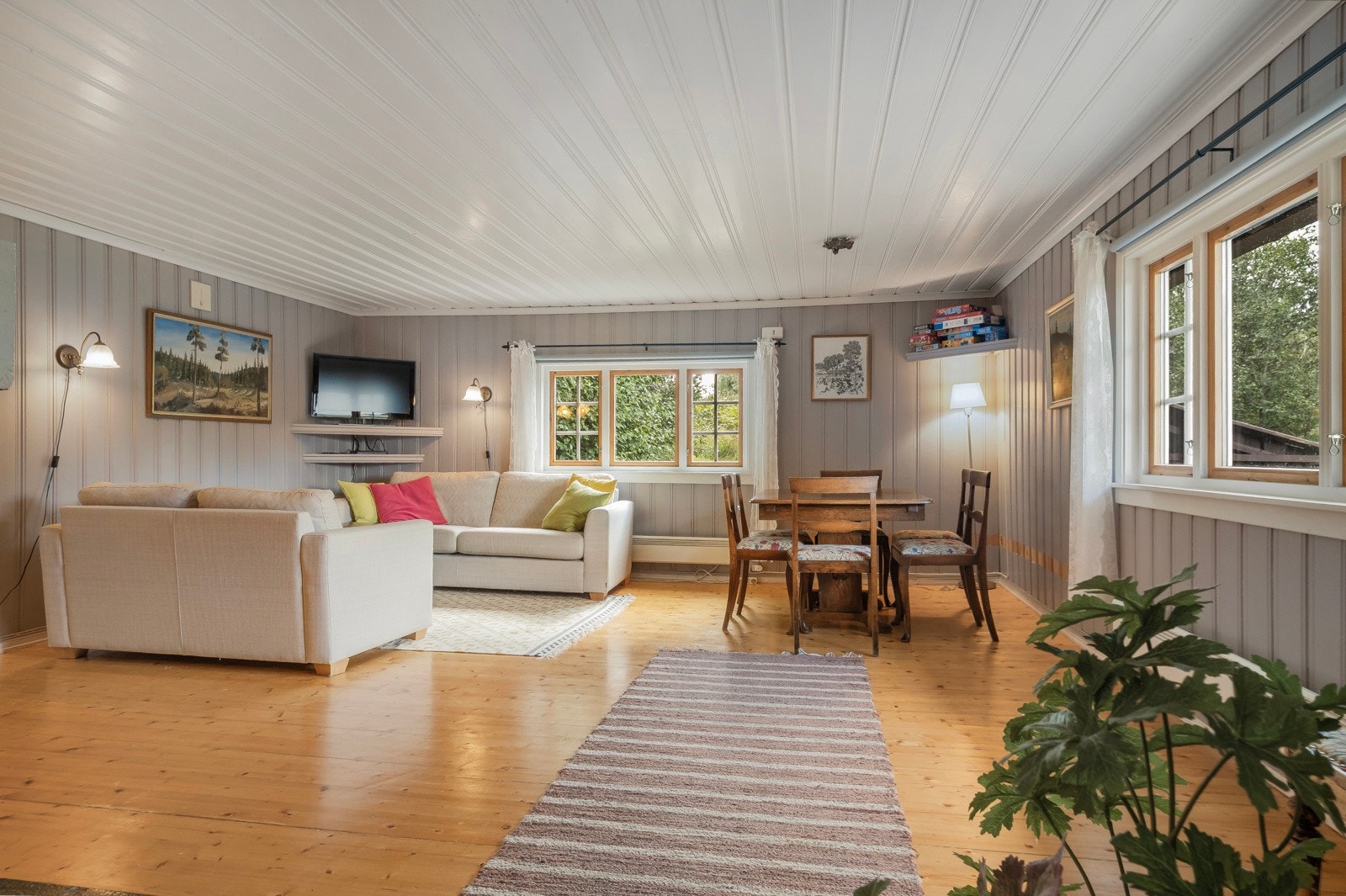 Lys og hyggelig stue hvor du virkelig kan senke skuldrene og nyte hyttelivet. Galleribilde