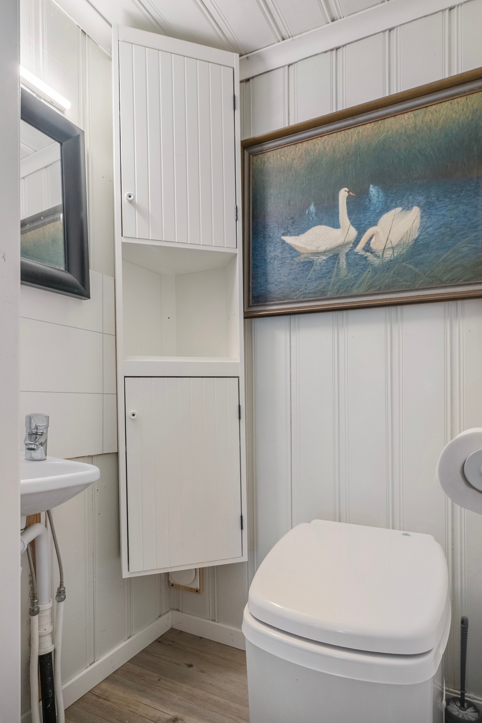 Enkelt toalettrom. Galleribilde