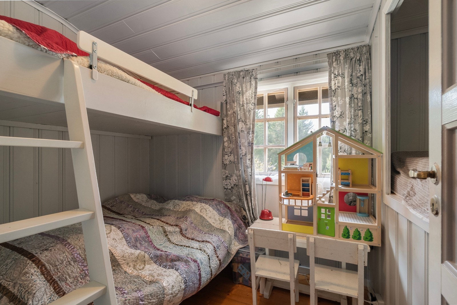 Soverom nummer 2 har 3 sengeplasser. Galleribilde