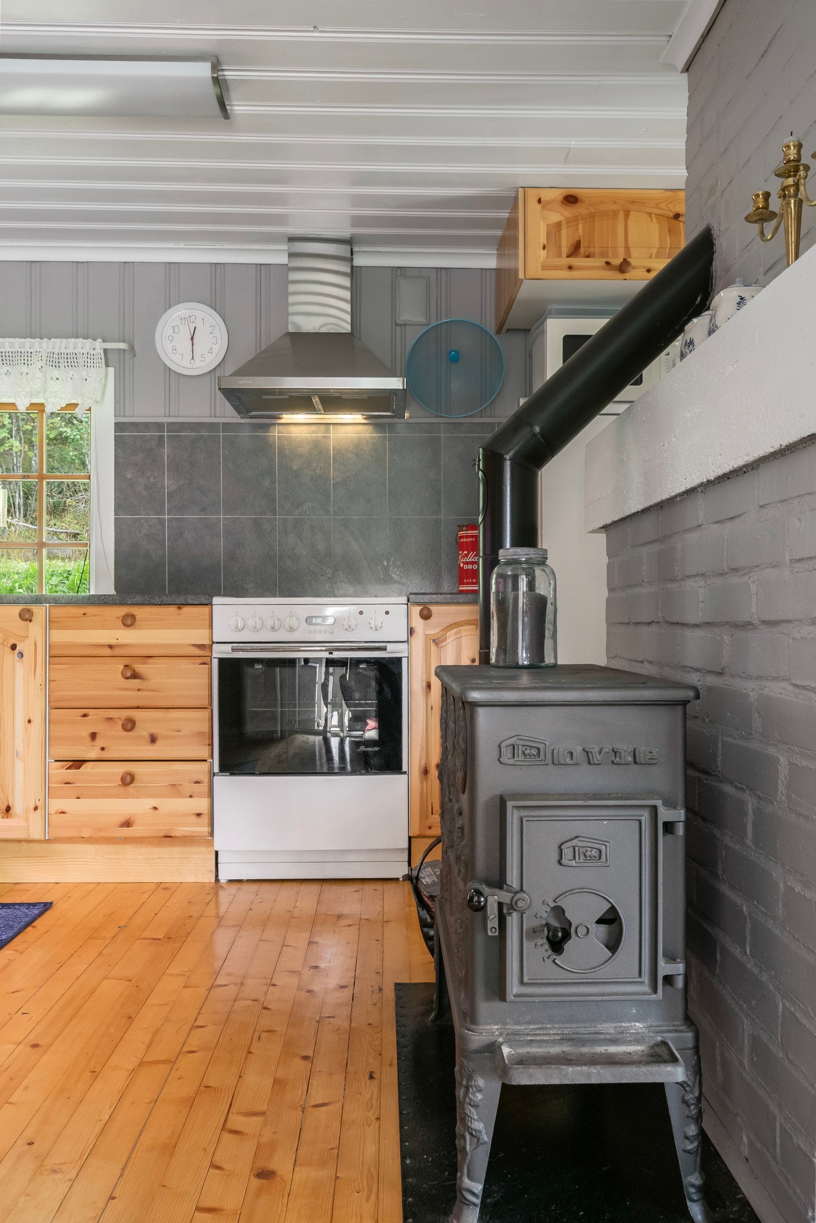 Det er praktisk med vedovn på kjøkkenet slik at du også kan ha en kjele der ved behov. Galleribilde