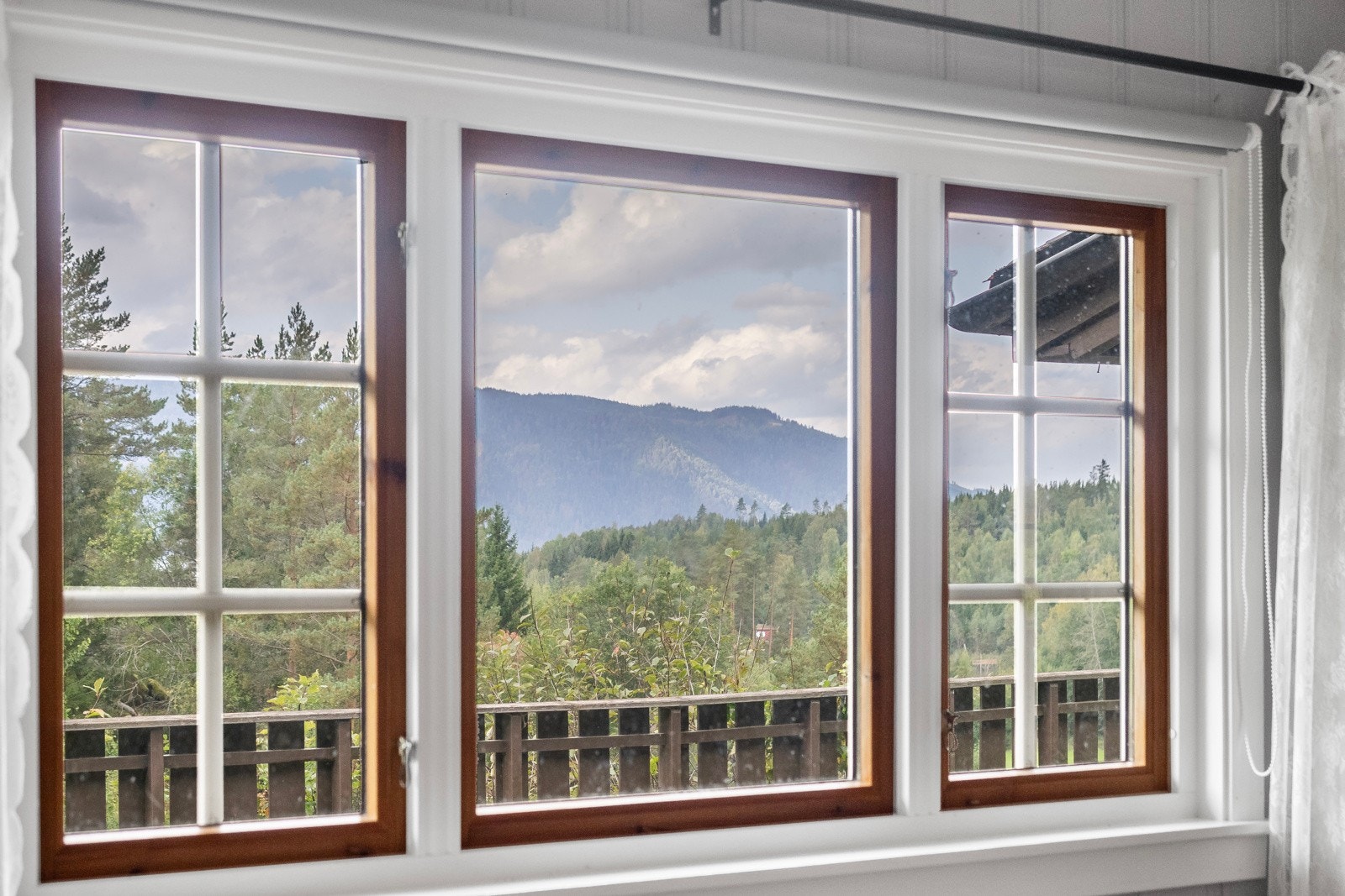 Her får du et lunt og trivelig feriested med utsikt ned mot Mjøsa, gode solforhold og romslig tomt. Galleribilde