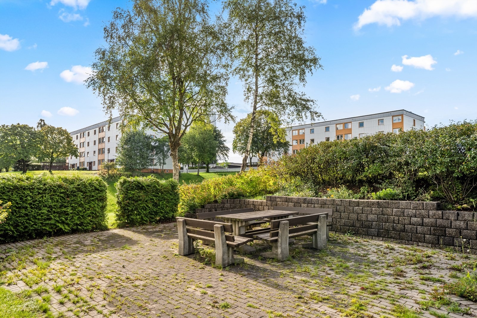 Borettslaget har fine grøntarealer med lekeplasser, sittegrupper mv Galleribilde