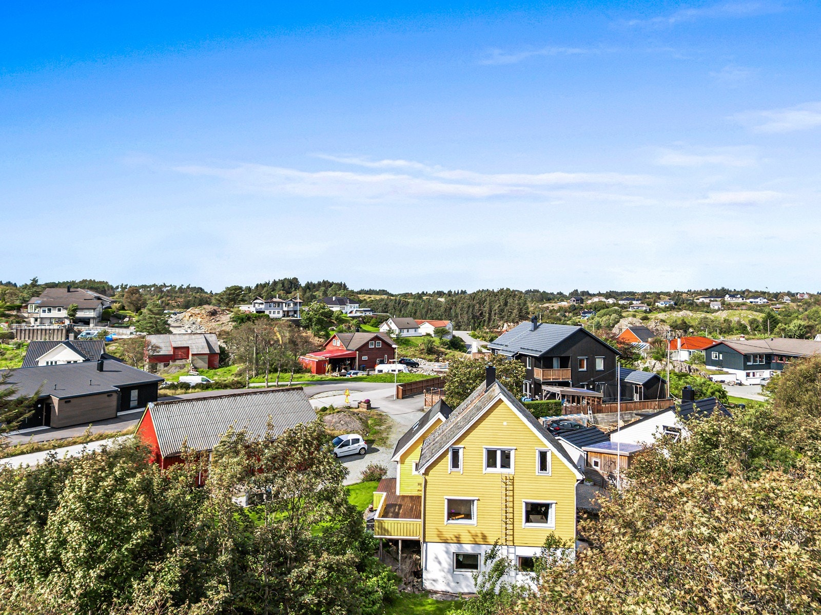 Det tar ca. 5-6 minutter å kjøre til barne -og ungdomsskole i nærheten. Galleribilde