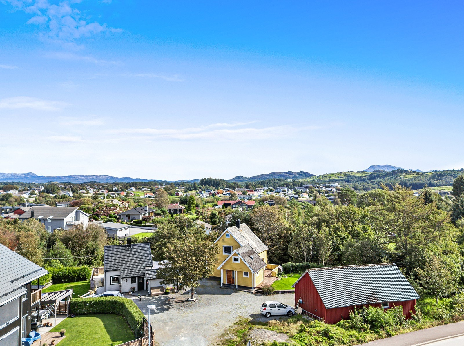 Når det gjelder butikker og handel, ligger Svortland sentrum ca 2-3 minutter unna med bil, hvor man finner dagligvarebutikk, apotek, Sport Outlet m.m. Galleribilde