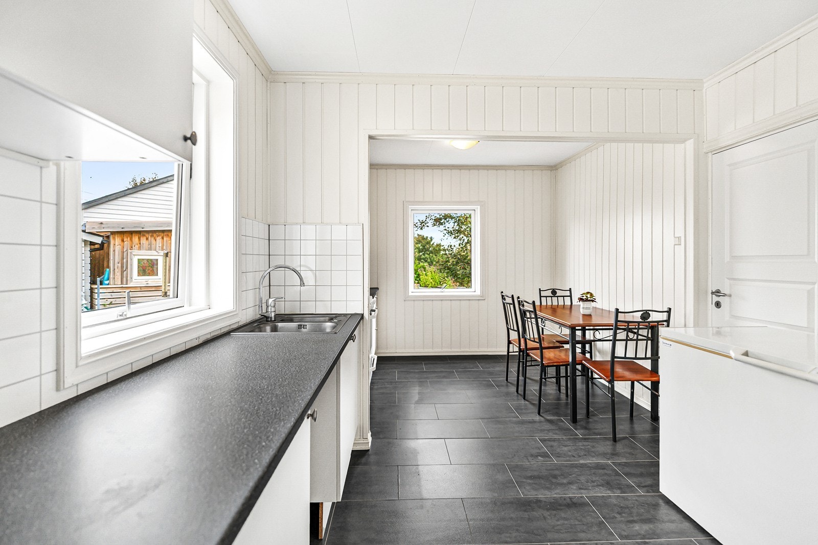 Her er det god plass for spisegruppe for hele familien. Galleribilde