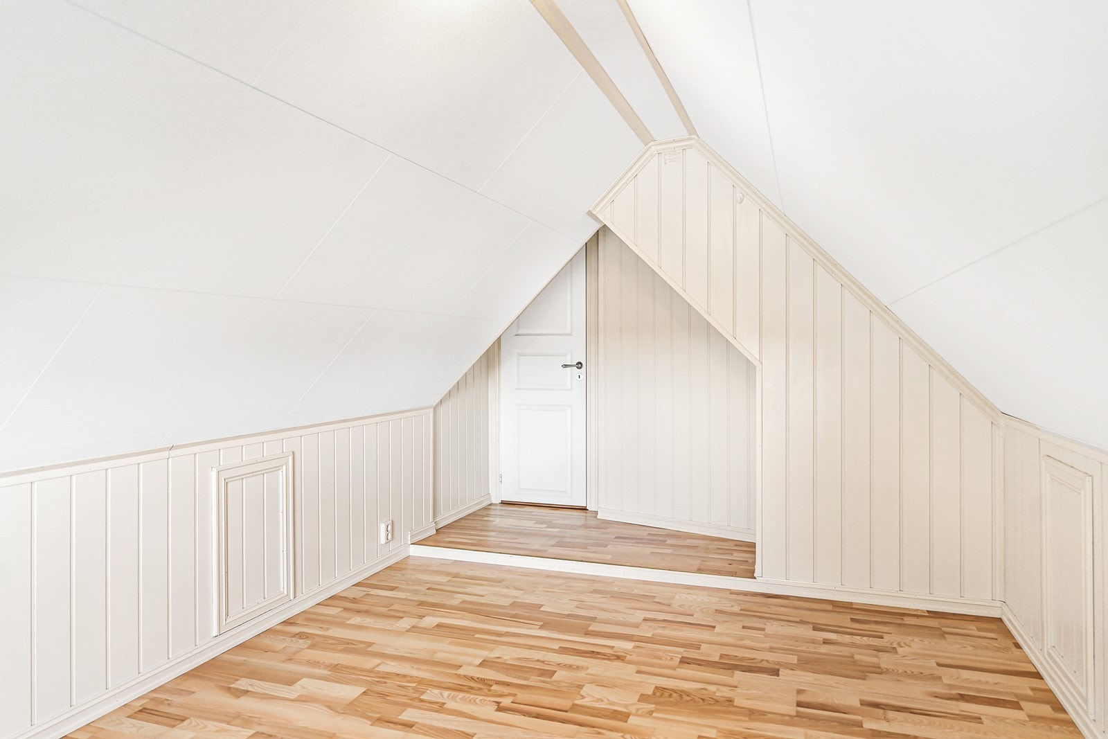 Rom på loftet. Merk at rommet trolig ikke er godkjent til varig opphold grunnet størrelse på vinduet. Galleribilde