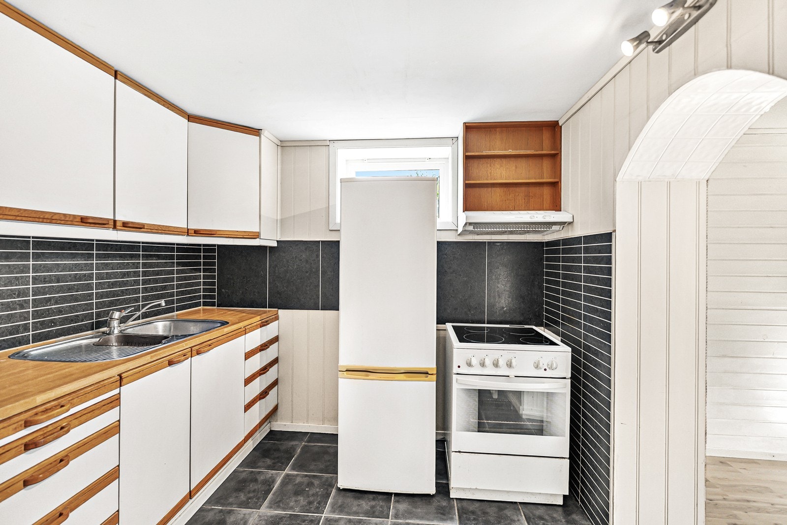 I underetasjen er det et eldre kjøkken med slette fronter og laminat benkeplate. Galleribilde