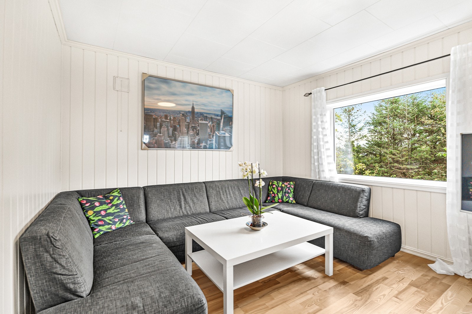 Store vindusflater gir et naturlig lysinnslipp til stuen. Galleribilde