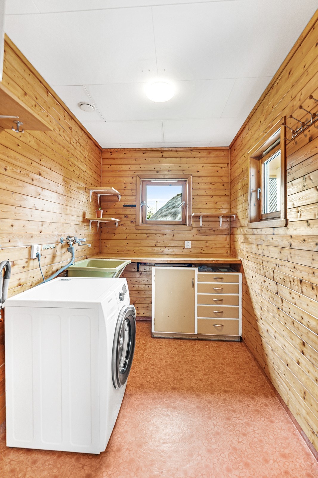 Eldre vaskerom som er modent for oppussing for å oppnå dagens krav til standard. Galleribilde