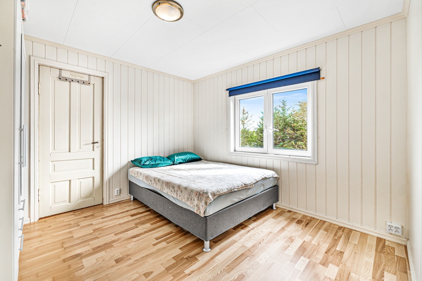 Her er det god plass til garderobeskap og annet soveromsmøblement. Galleribilde