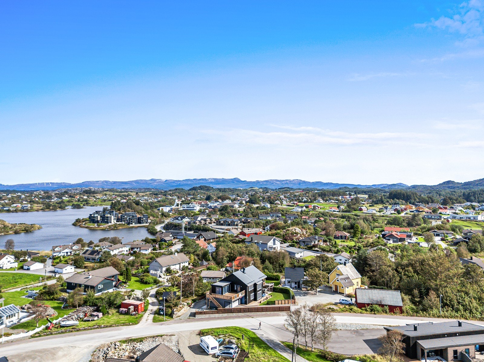 Boligen har umiddelbar nærhet til flere barnehager som Espira og Maurtua. Det tar ca. 5-6 minutter å kjøre til de ulike barnehagene Galleribilde