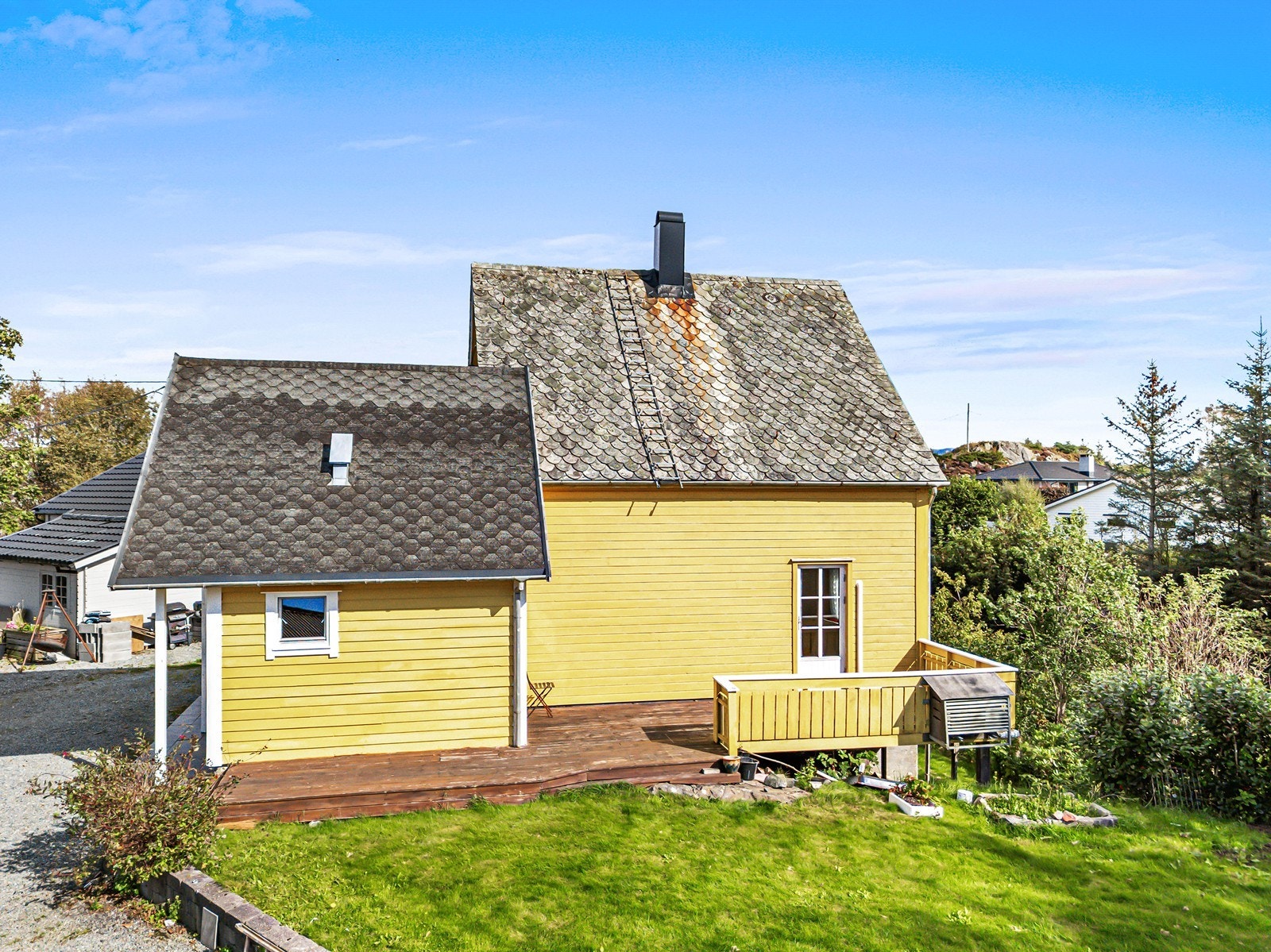 Eiendommen ligger i et rolig boligområde i Bremnes, Bømlo kommune, med landlig preg men alt man trenger innen rimelig rekkevidde. Galleribilde