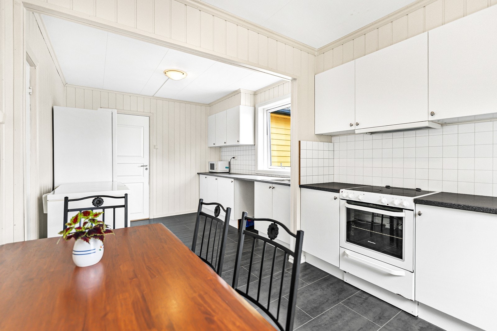 Kjøkkenet i 1. etasje er av god størrelse og har rikelig med skap -og benkeplass. Galleribilde