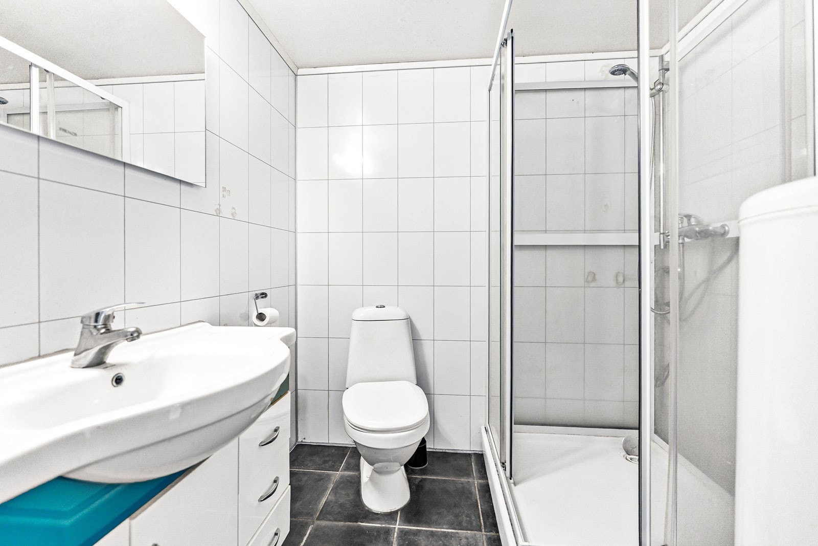 Badet i underetasje har fliser på gulv og baderomsplater på vegger. Galleribilde