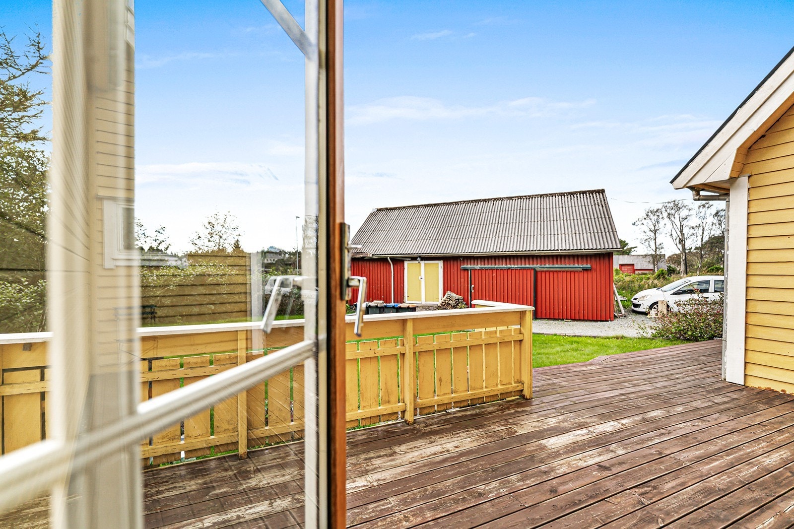 Fra stuen er det utgang til terrasse og videre til hagen. Galleribilde