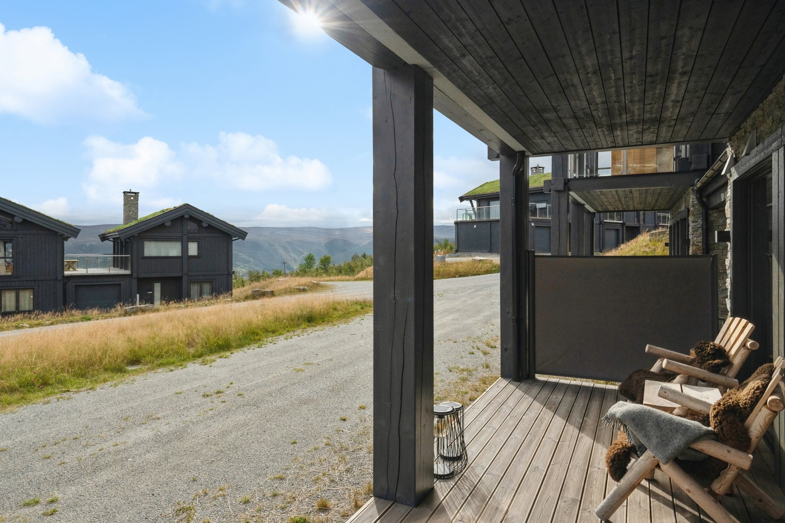 Terrassen har plass til sittegruppe - Utdragsbar levegg Galleribilde