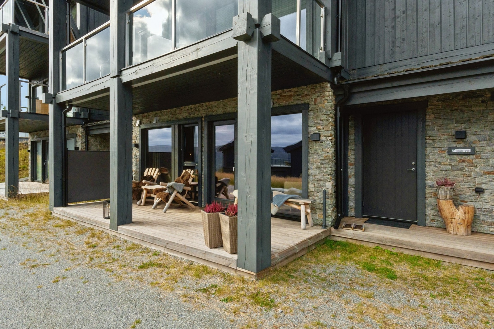 Ved inngangspartiet er det adkomst til bod, her er det plass til oppbevaring Galleribilde