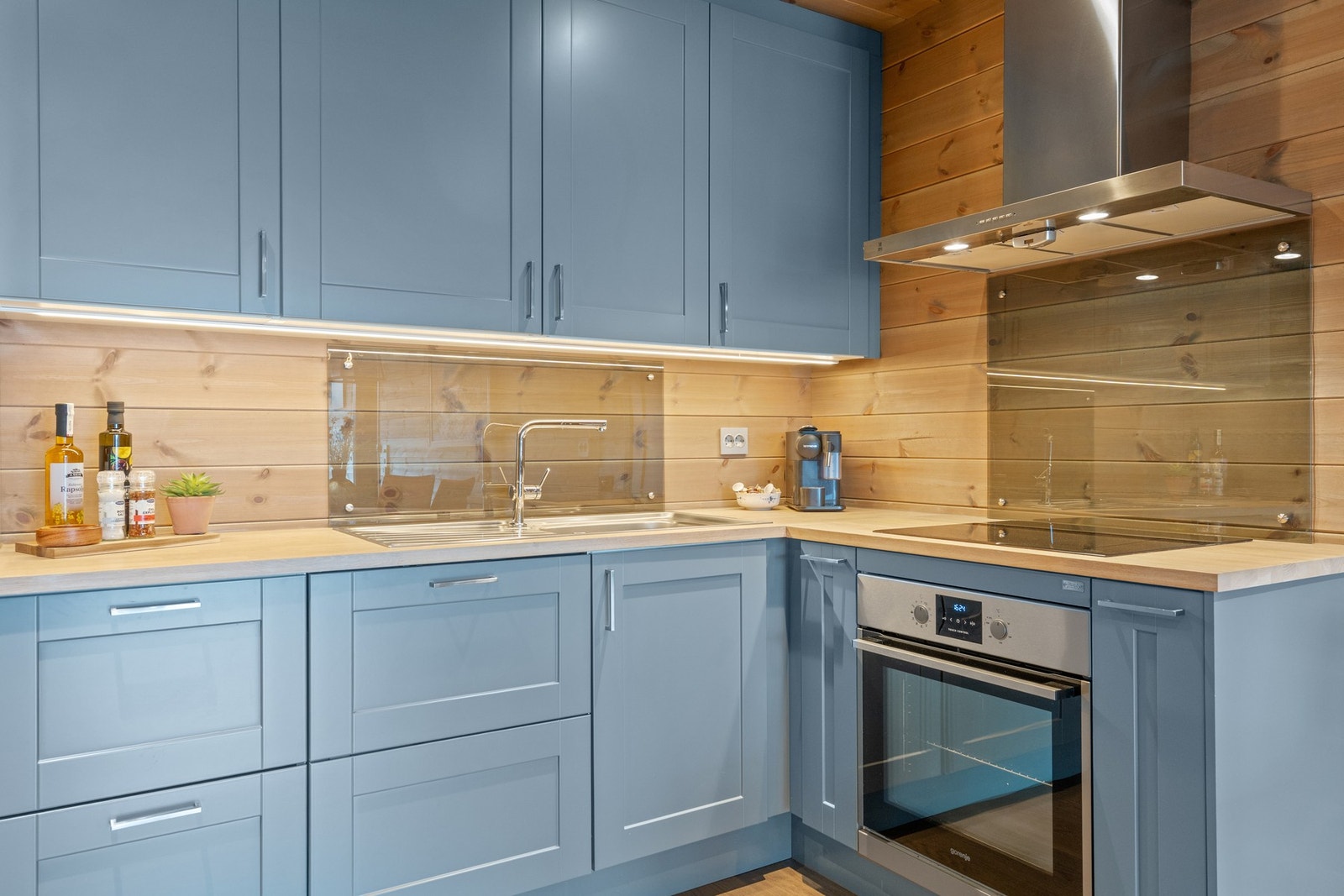 Montert glass ved komfyr og vask Galleribilde