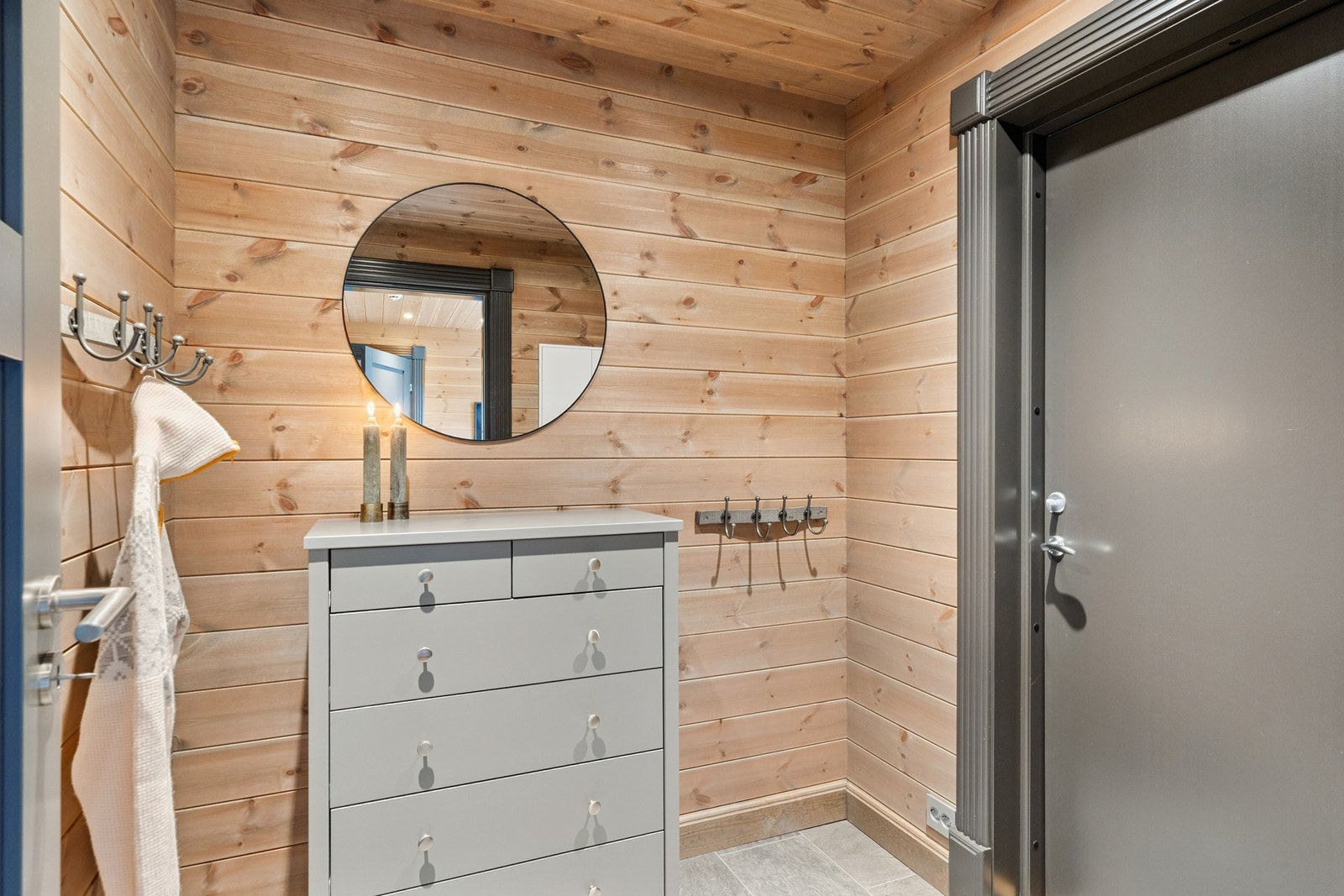 Entré med plass til garderobeskap eller kommode, samt oppheng for yttertøy og sko Galleribilde