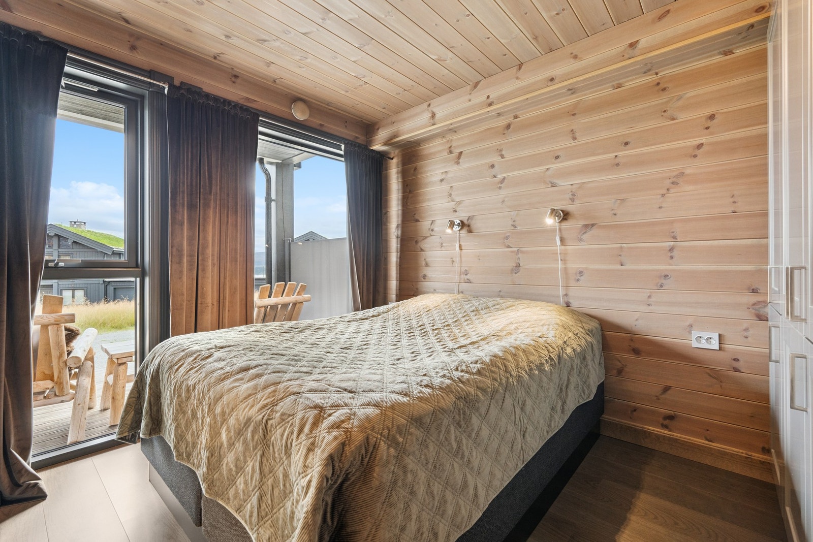 Det er ett soverom med plass til dobbeltseng og garderobeskap Galleribilde