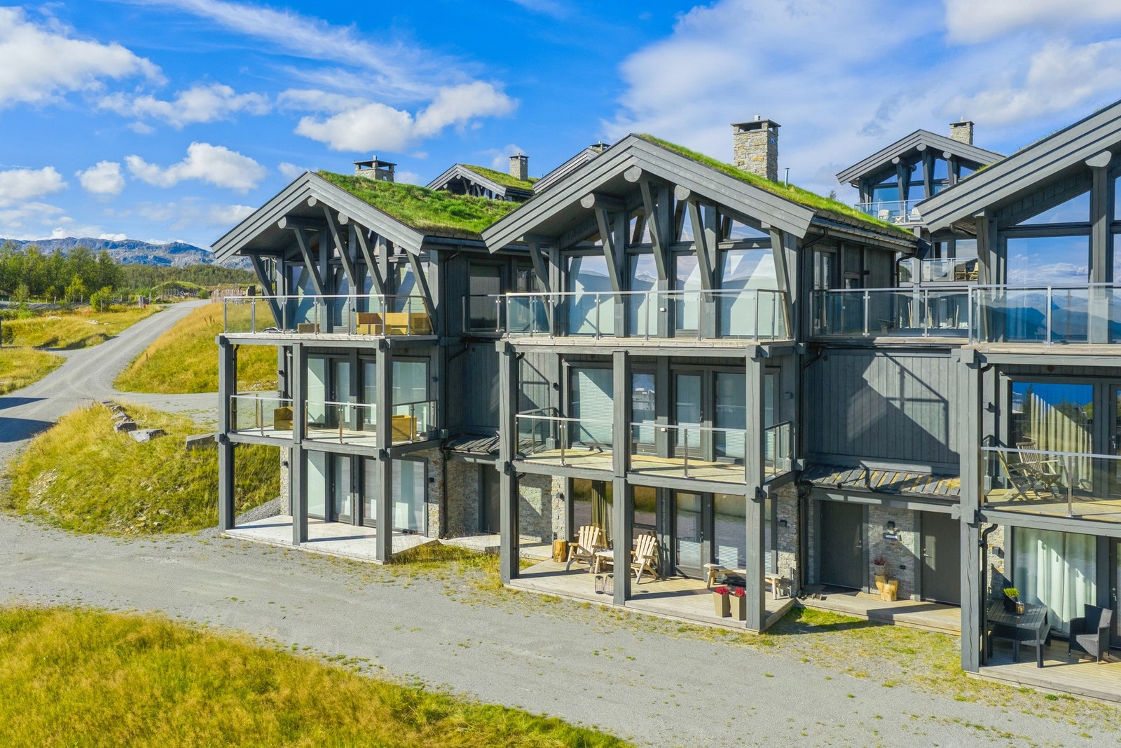 Leiligheten er bygd i 2019 og har en lun stil som setter et hyttepreg på leiligheten. Kvalitet har vært en prioritet i valg av materialer både innvendig og utvendig Galleribilde