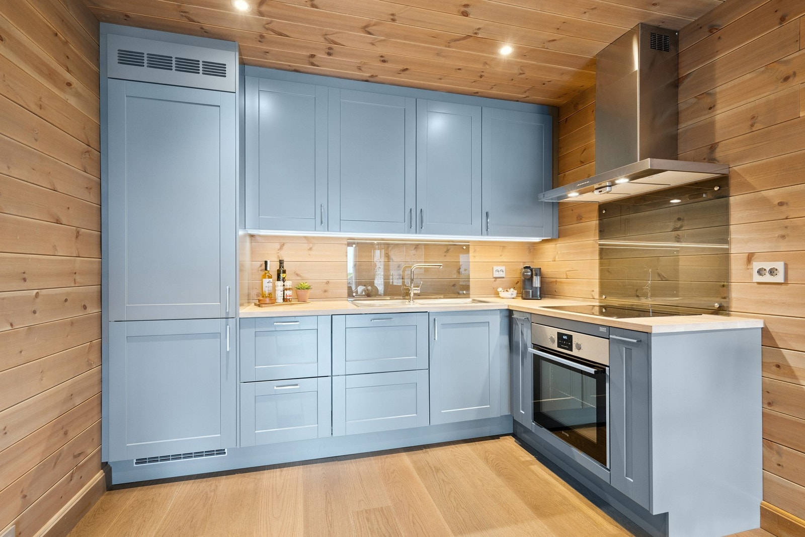 Overskapene går helt opp til tak Galleribilde