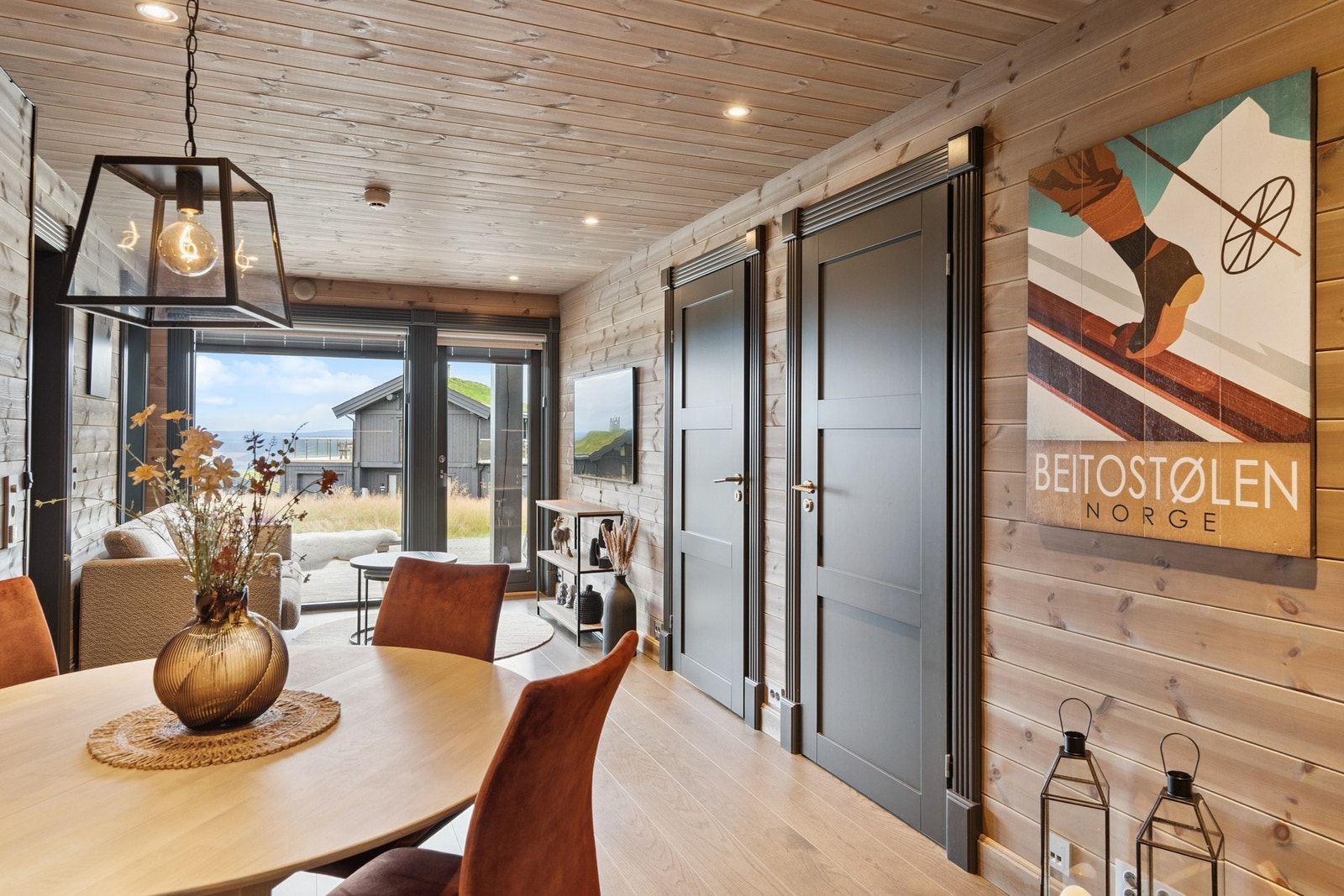 Store vindusflater som slipper inn dagslyset Galleribilde