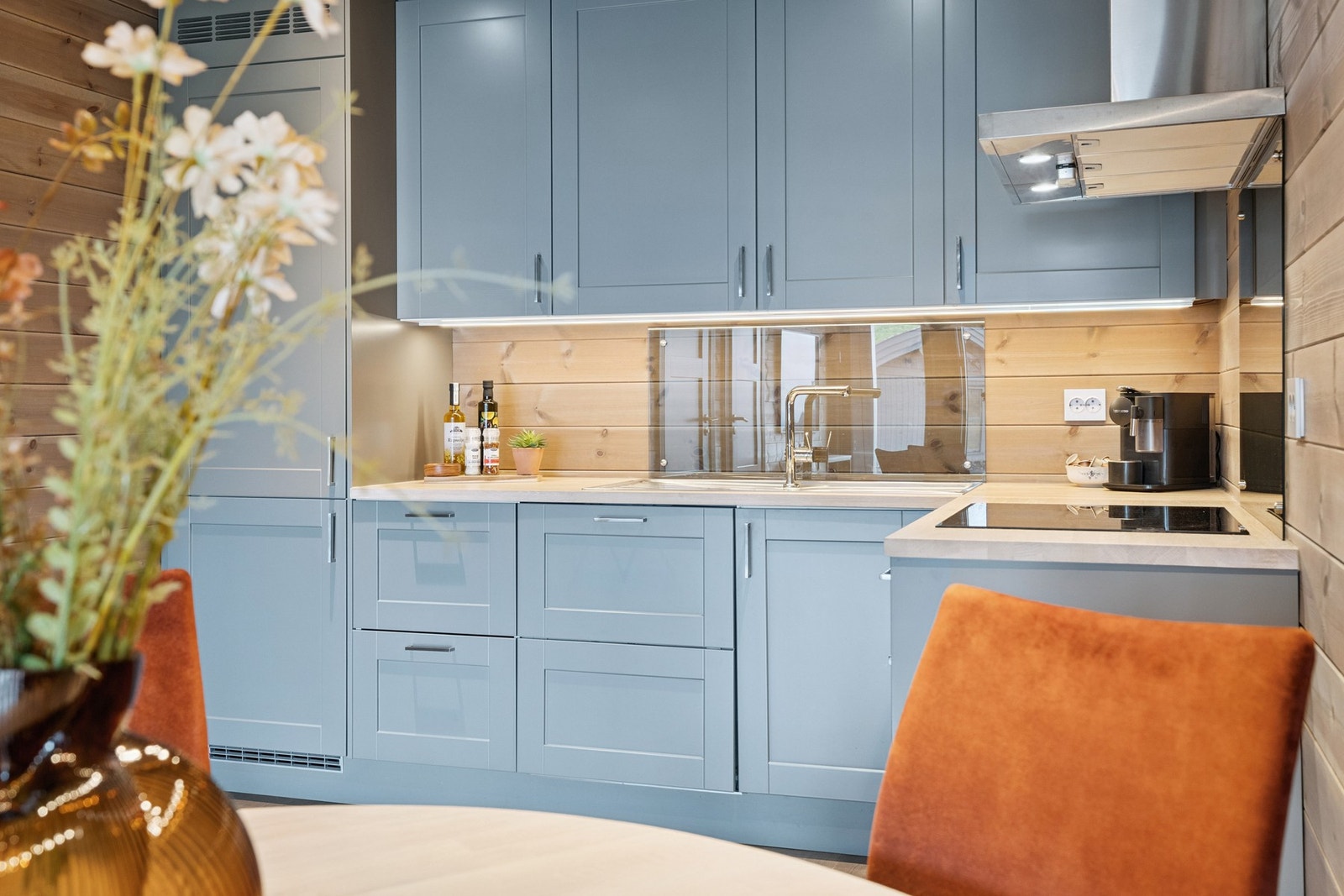 Kjøkkeninnredningen er levert av Huseby, og har integrerte hvitevarer samt fronter i en delikat farge som gir rommet et stilrent uttrykk Galleribilde