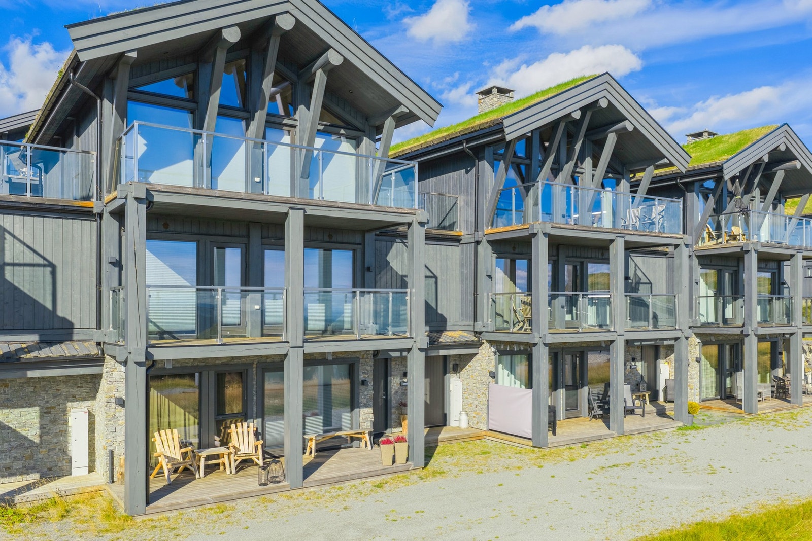 Leiligheten ligger i midten og er i underetasjen Galleribilde