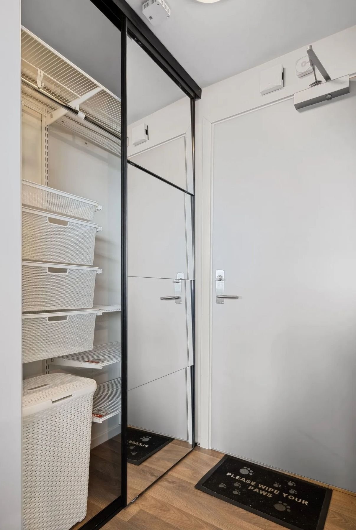 Gang. Garderobeskap fra 2024 Galleribilde