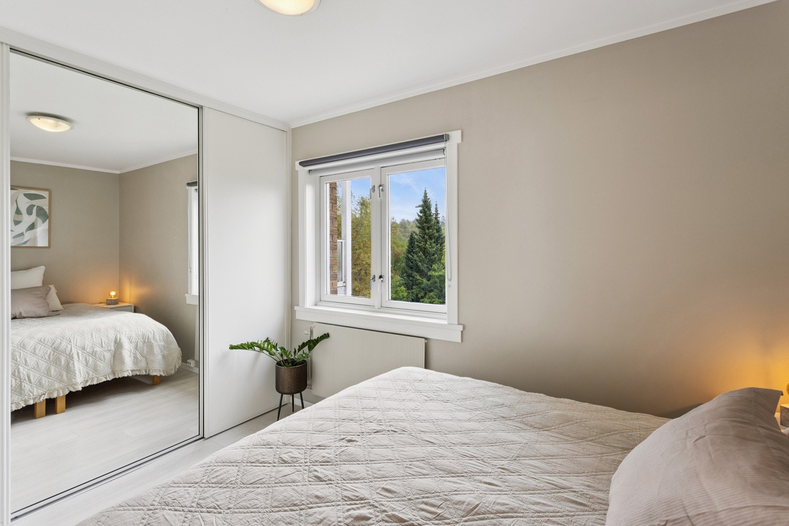 Skyvedørsgarderobe for klesoppbevaring på hovedsoverommet. Galleribilde
