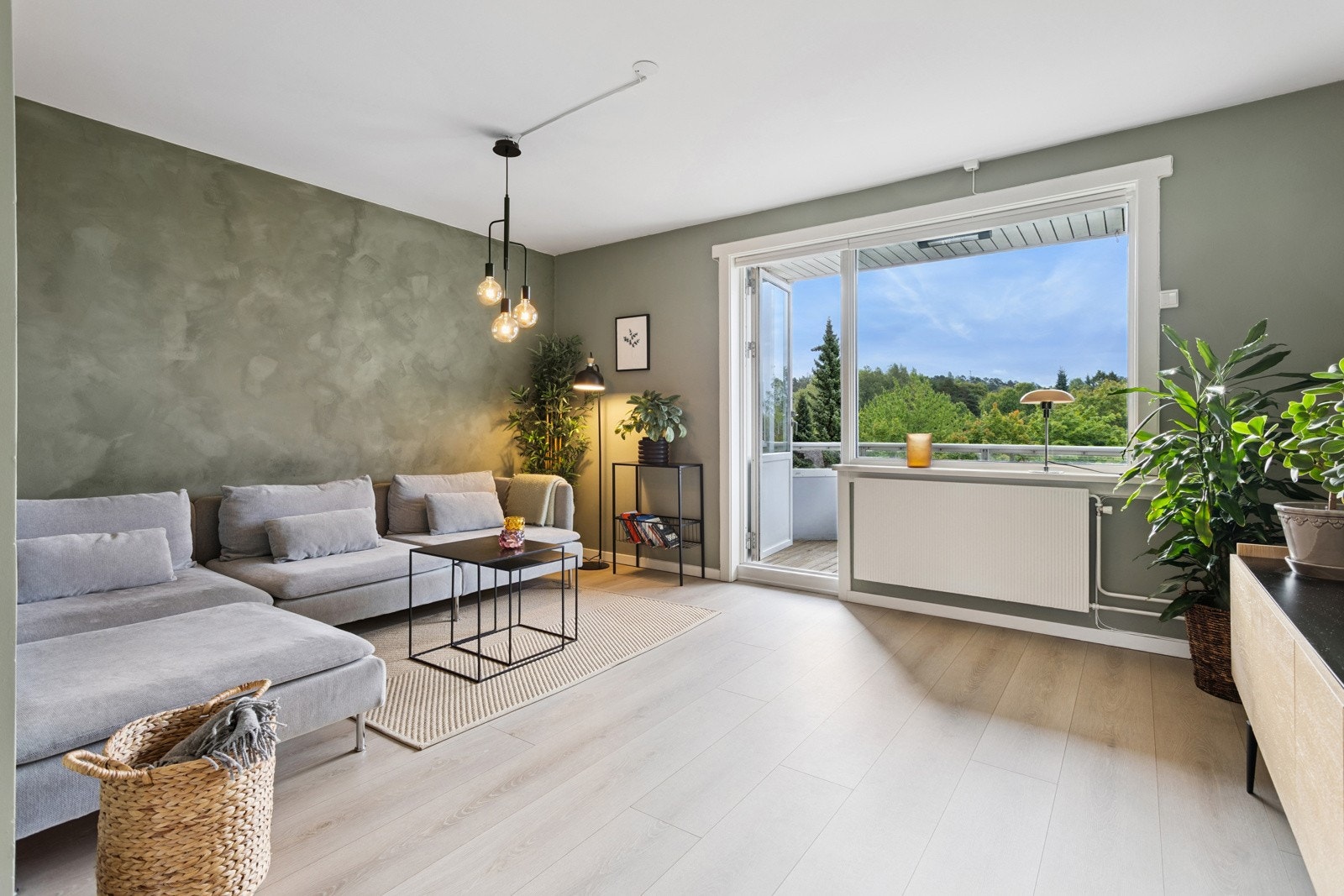Møbleringsvennlig stue med rikelig lysinnslipp og utgang til balkong. Galleribilde