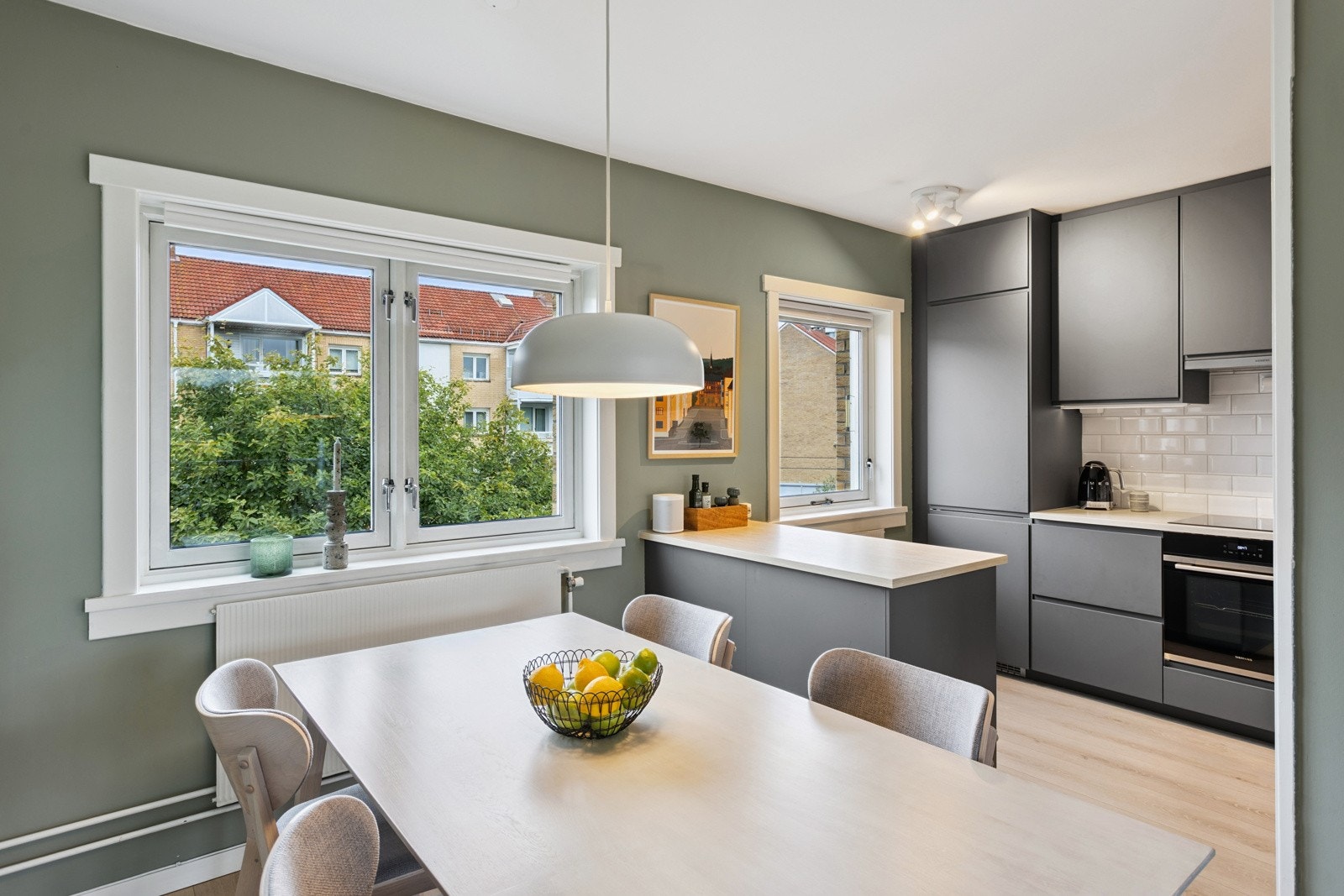Fin åpen løsning gir plass til stort spisebord og en sosial sone for familien. Galleribilde