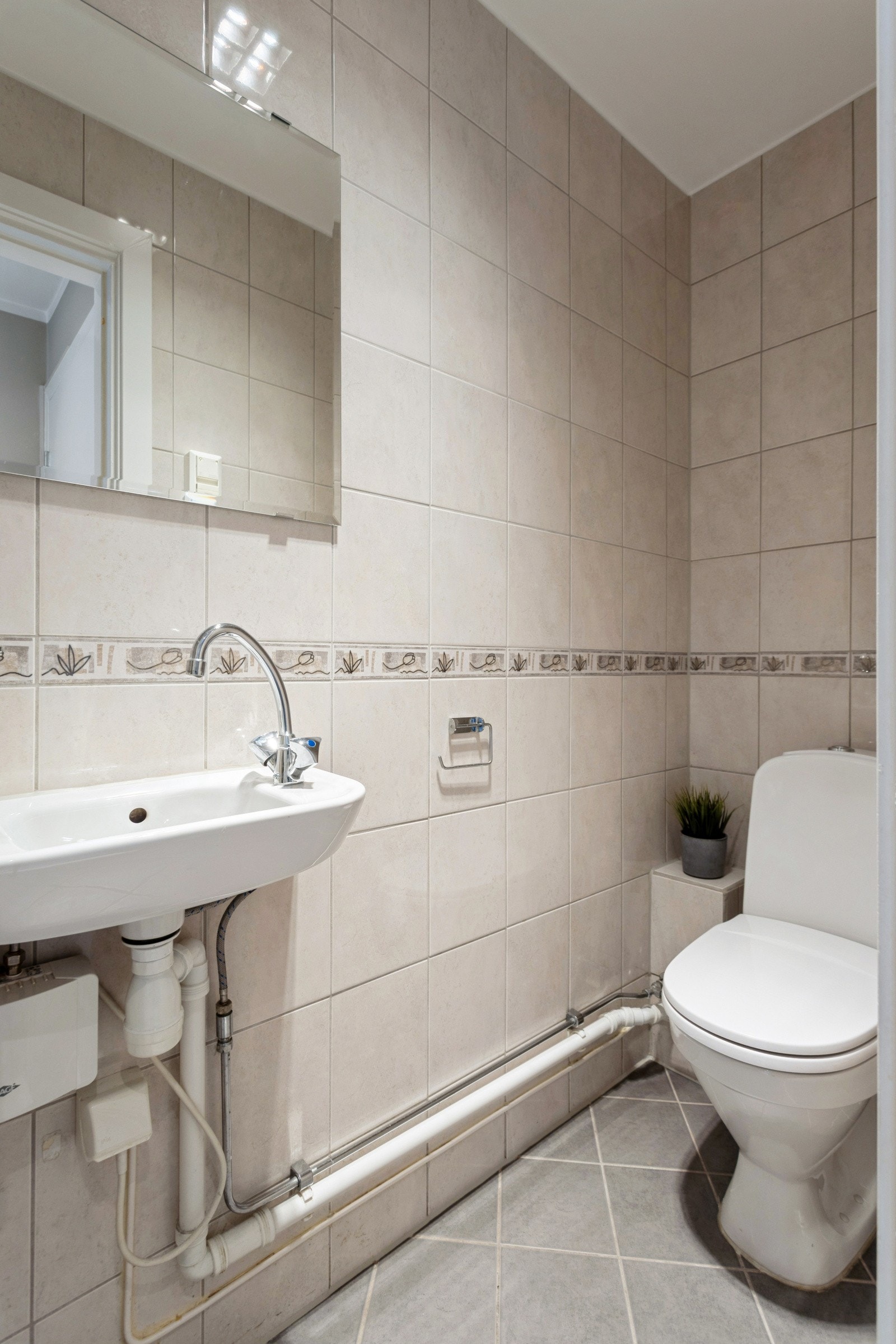 Separat wc med servant. Det er satt inn varmtvannsbereder på toalettet. Galleribilde