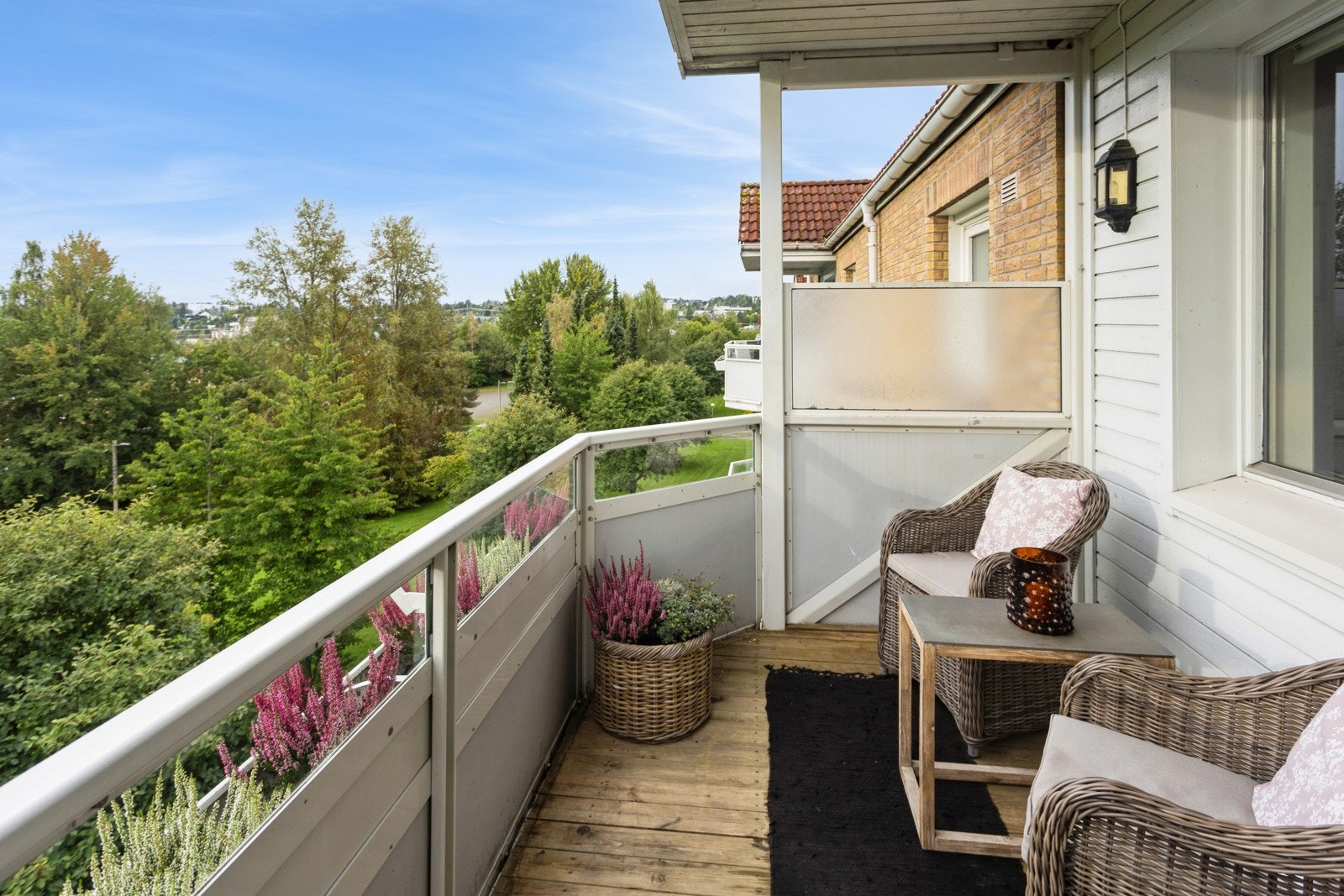 Sydvendt balkong med hyggelig utsyn. Galleribilde