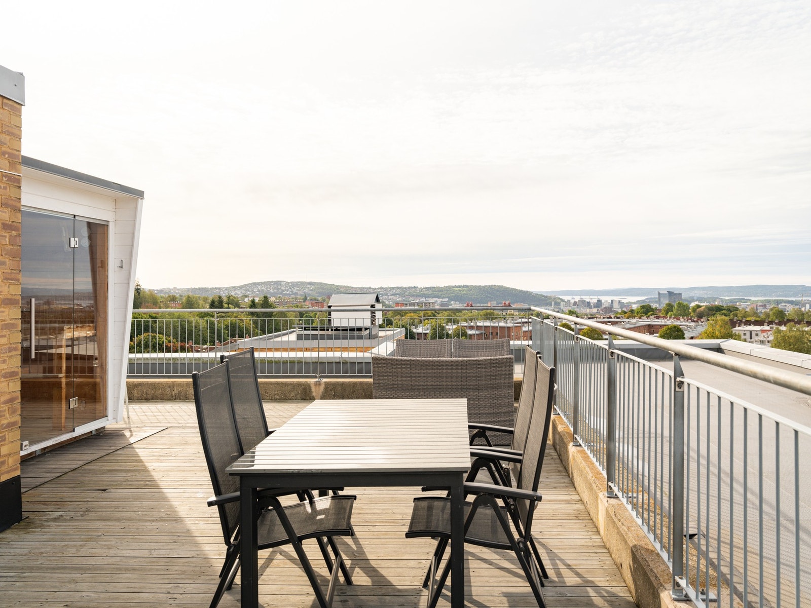 Flott felles takterrasse med fantastiske sol- og utsiktsforhold i sameiet. Galleribilde