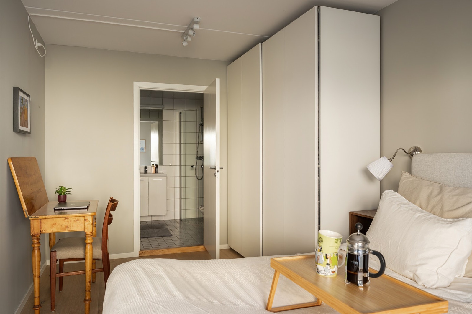 Fra soverommet kan du gå rett inn på badet. Galleribilde