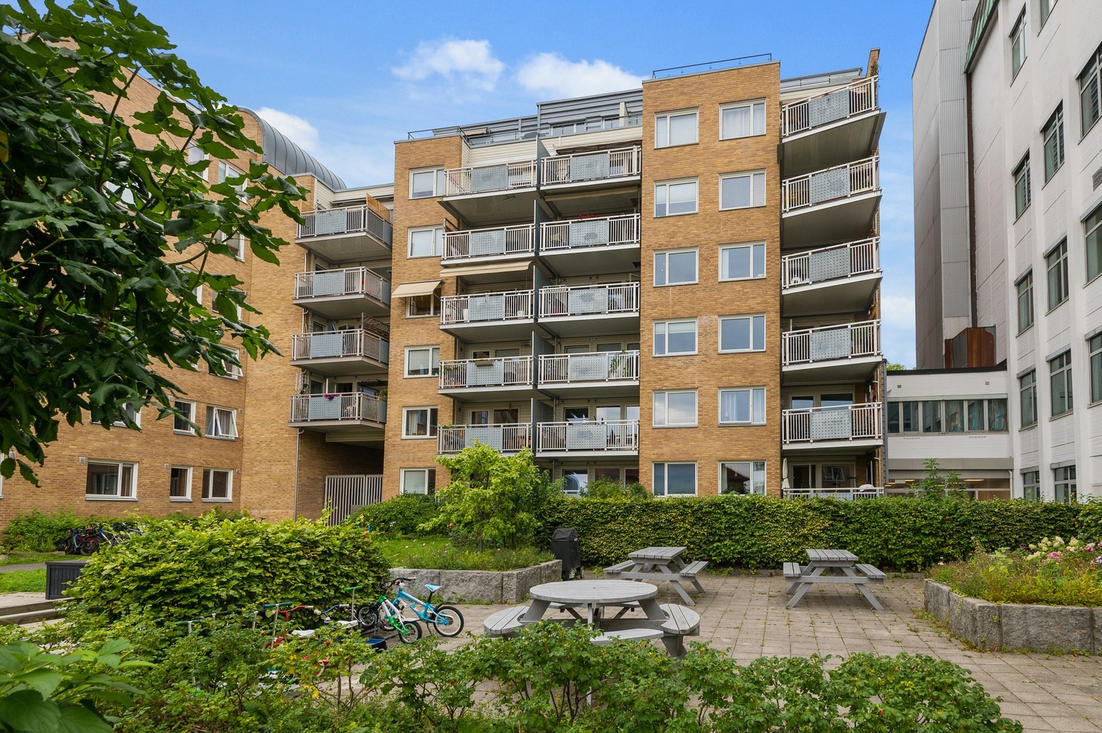 Hyggelig og pent opparbeidet bakgård. Galleribilde