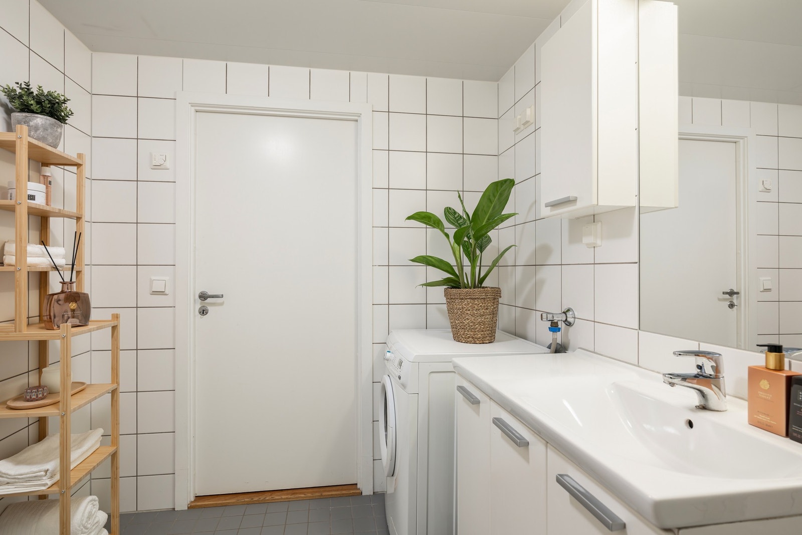 Badet har inngang fra entré og hovedsoverommet. Det er opplegg for vaskemaskin og tørketrommel. Galleribilde
