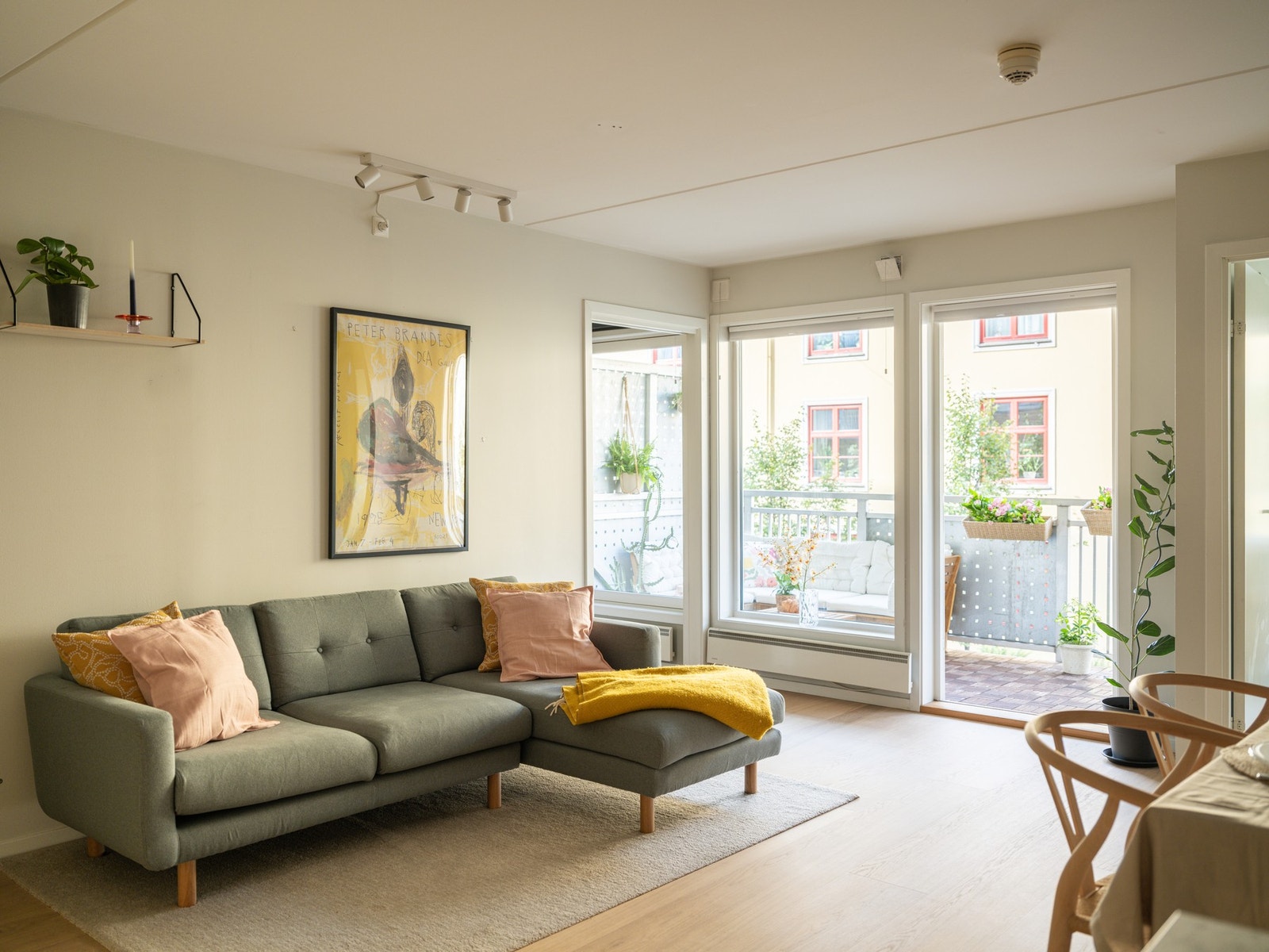Fra allrommet er det direkte utgang til en flott uteplass. Galleribilde