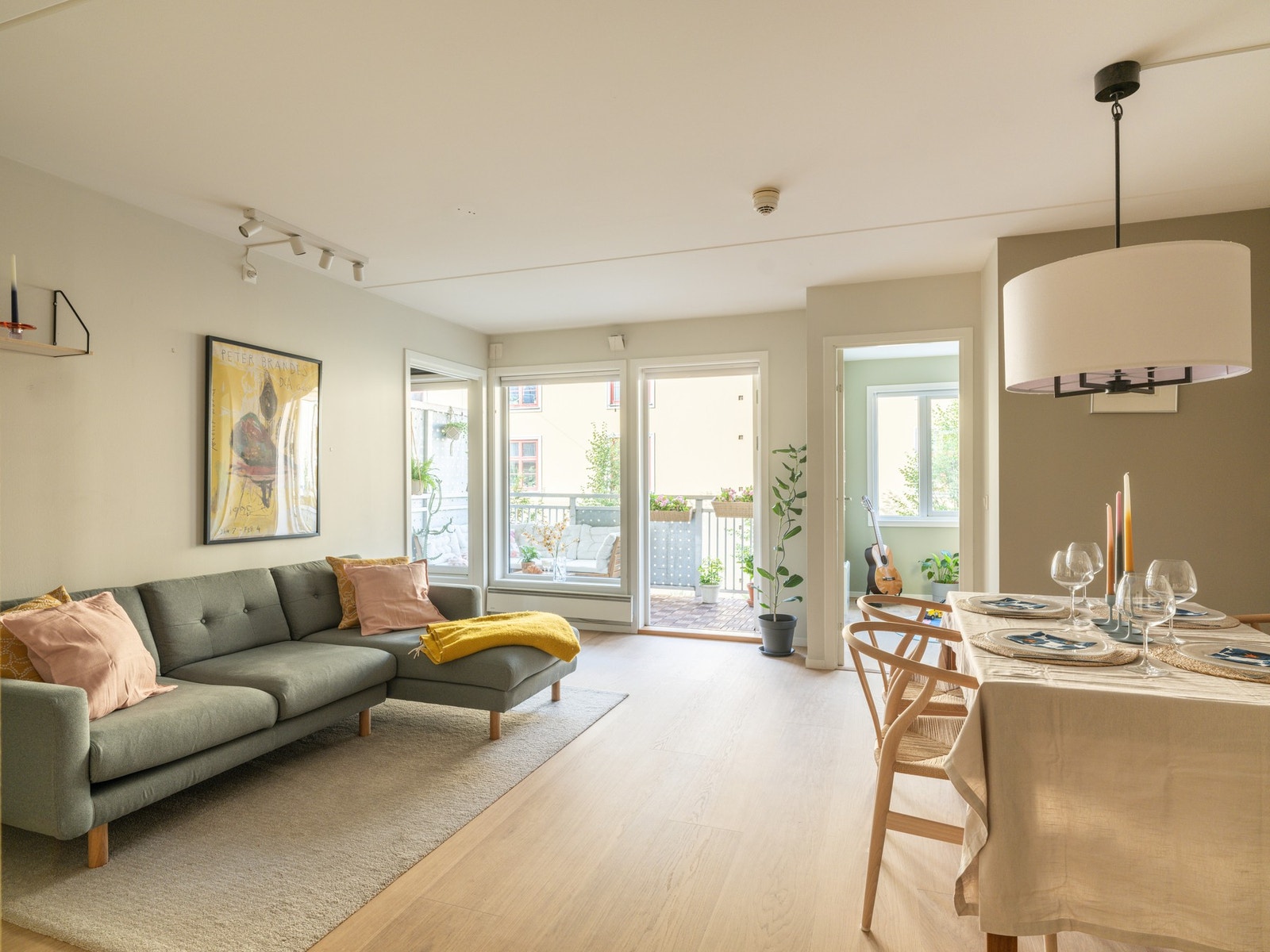 God planløsning med plass til både spisestue og sofagruppe. Galleribilde