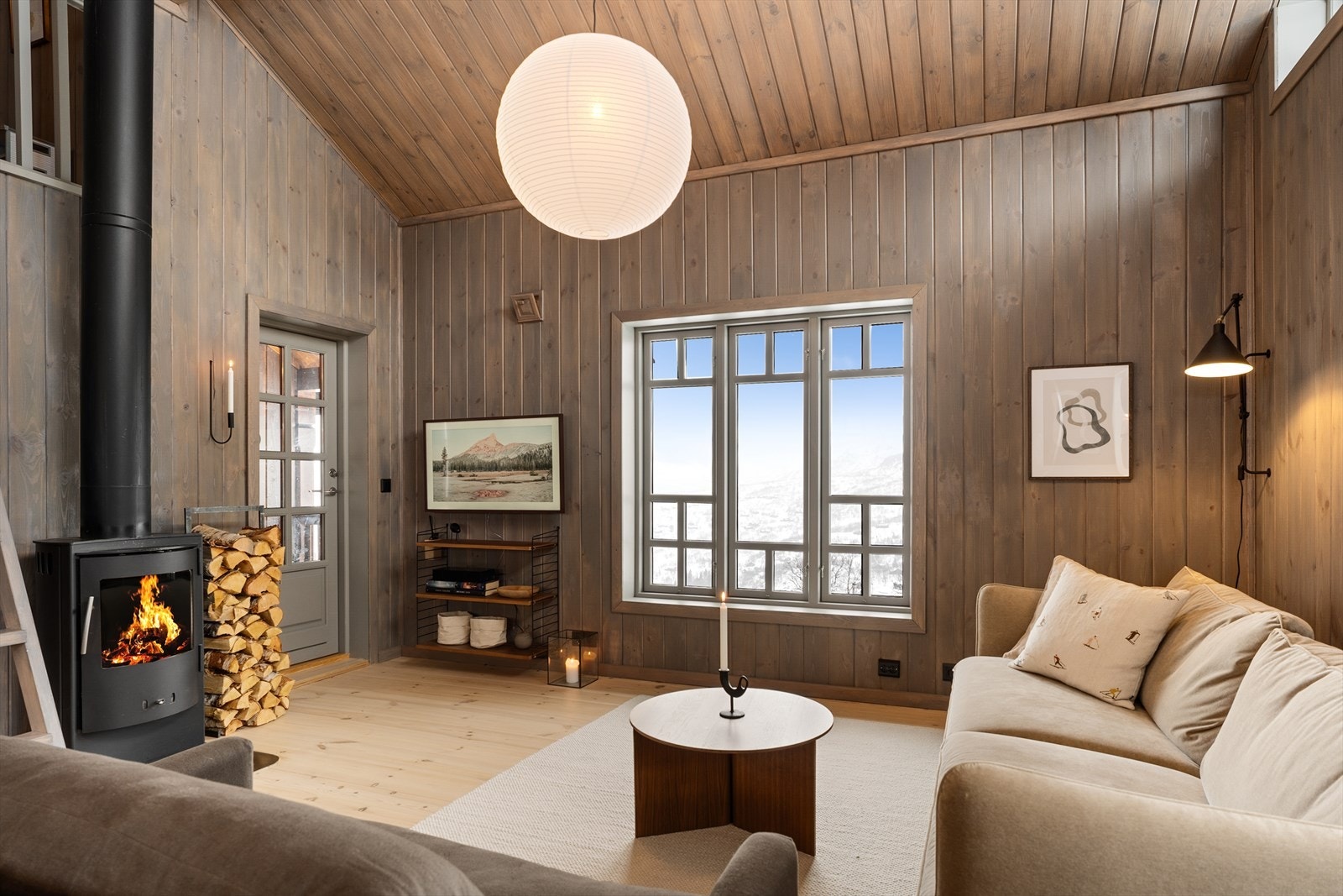 Utgang til balkong med utsikt og gode solforhold Galleribilde