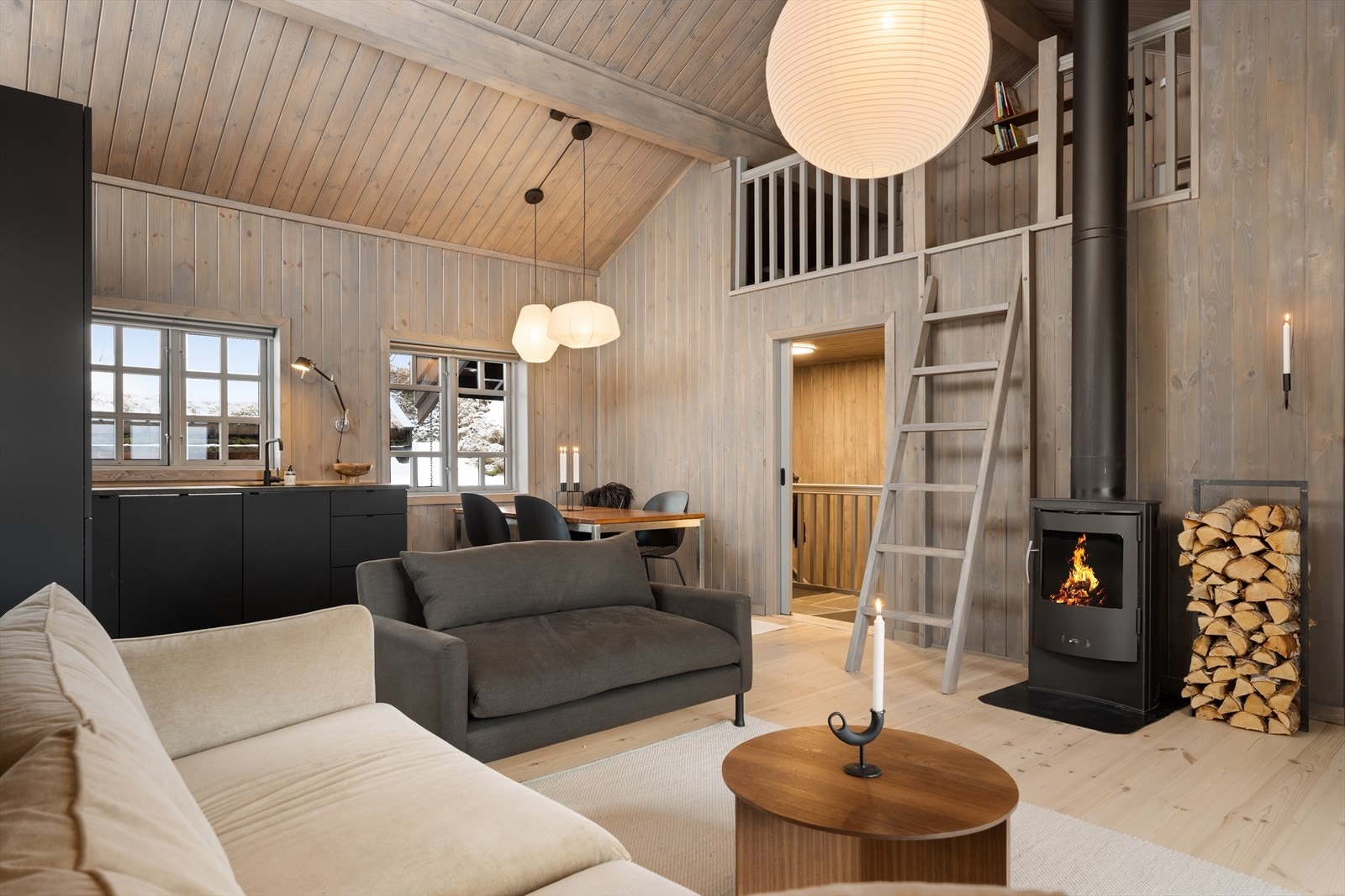 Hytten fremstår innbydende og har et lunt og flott uttrykk Galleribilde