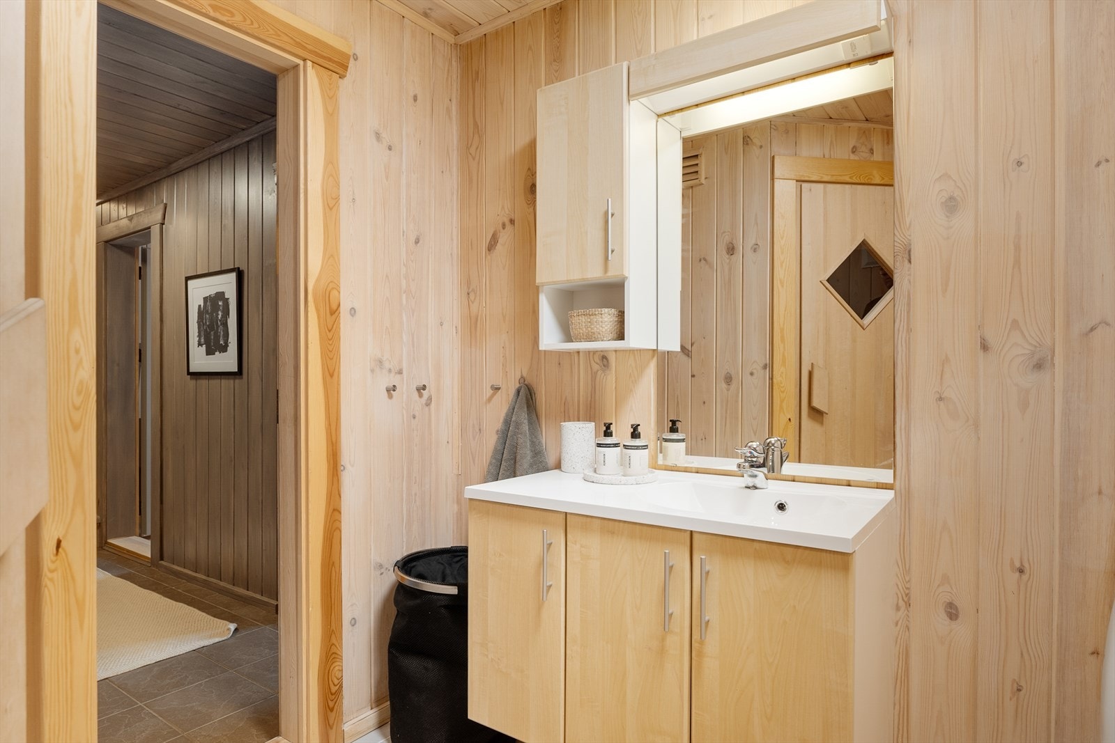 Pent bad med flislagt gulv med varmekabler Galleribilde