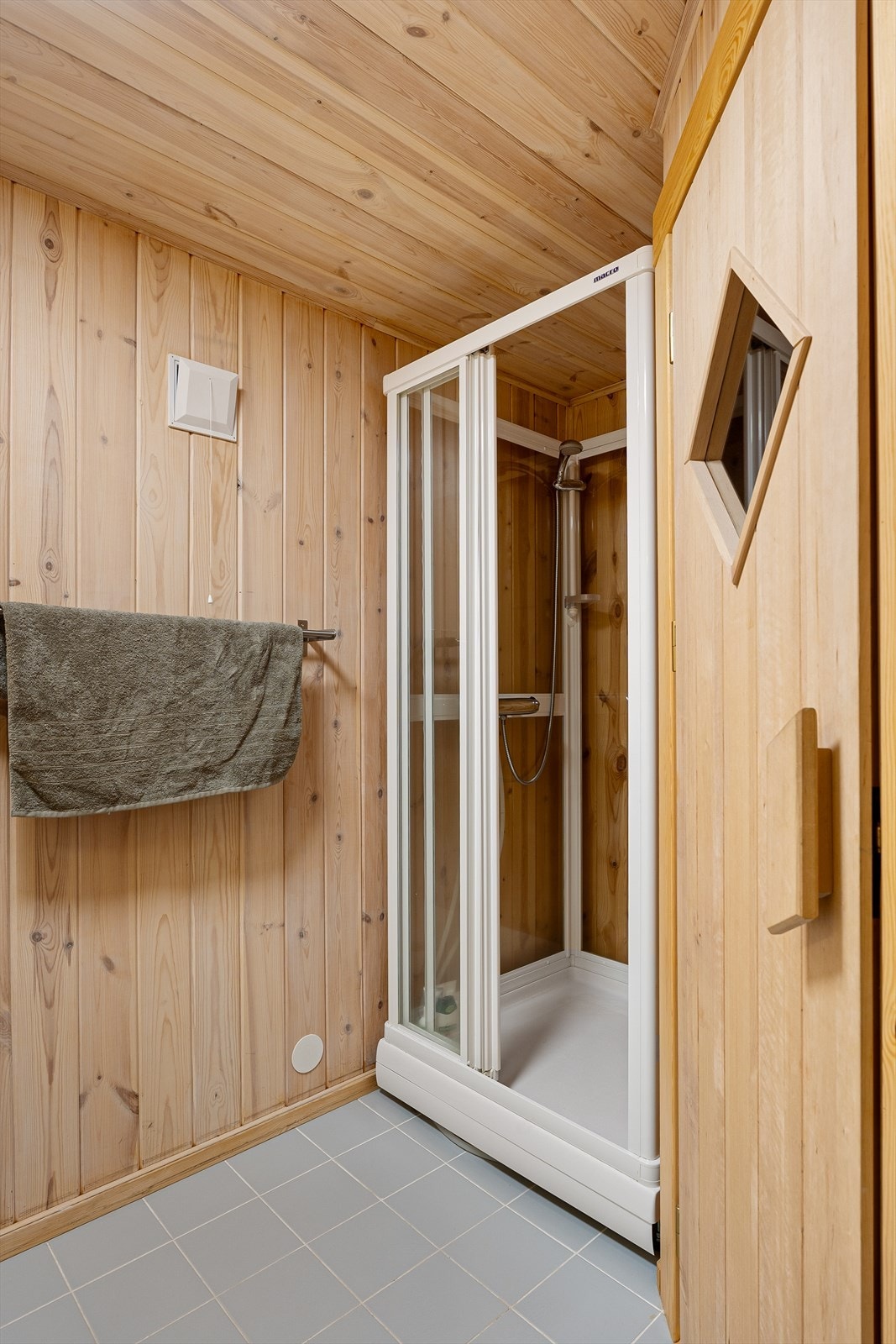 Badet inneholder innredning med servant, dusjkabinett, toalett og badstue Galleribilde