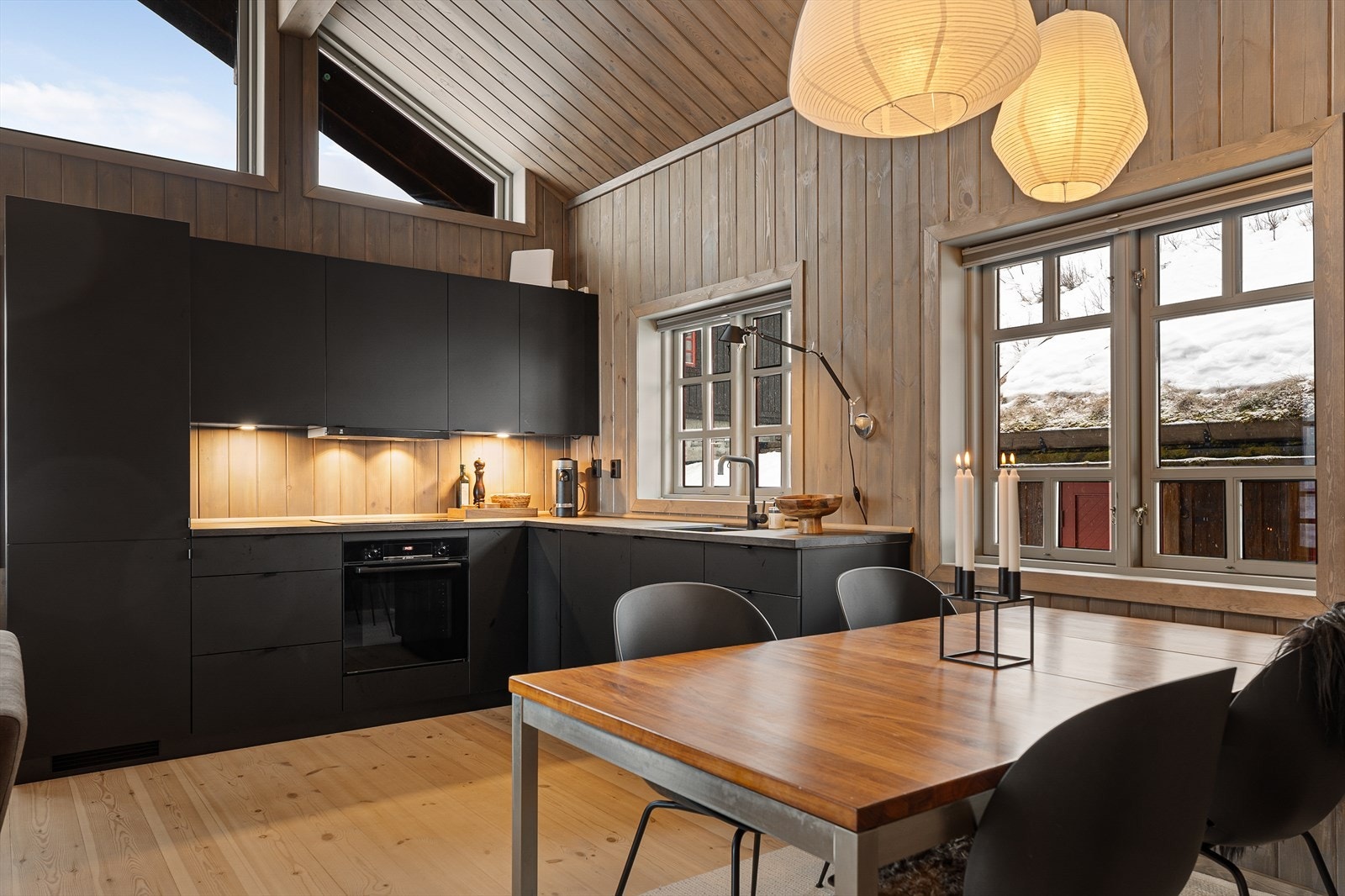 God planløsning med stue/kjøkken, to soverom, hems, bad/badstue, bod, vaskerom, entré og utvendig bod. Galleribilde